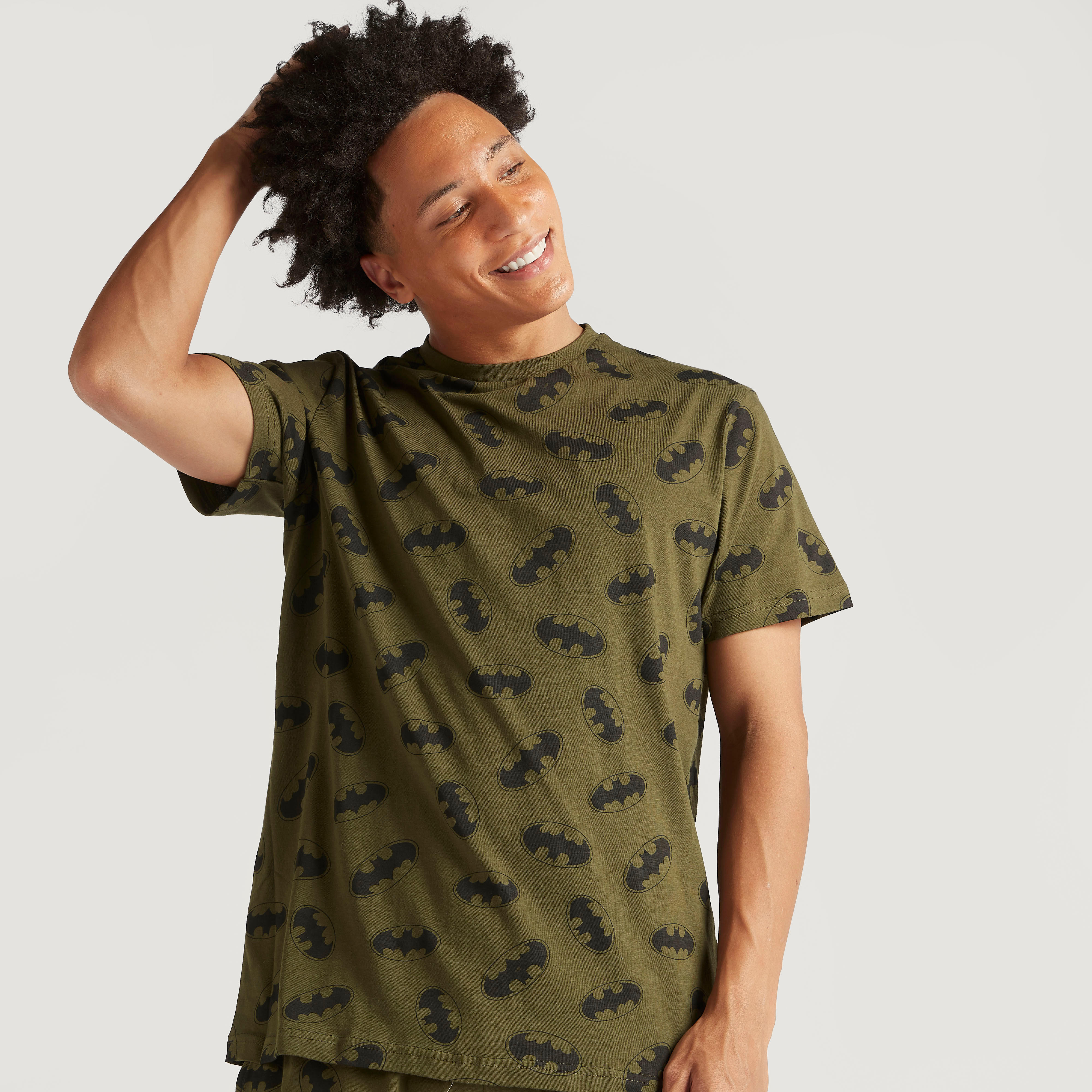 طقم شورت وتيشيرت بياقة مستديرة وطبعات باتمان-men-clothing-nightwear-sets-image-2