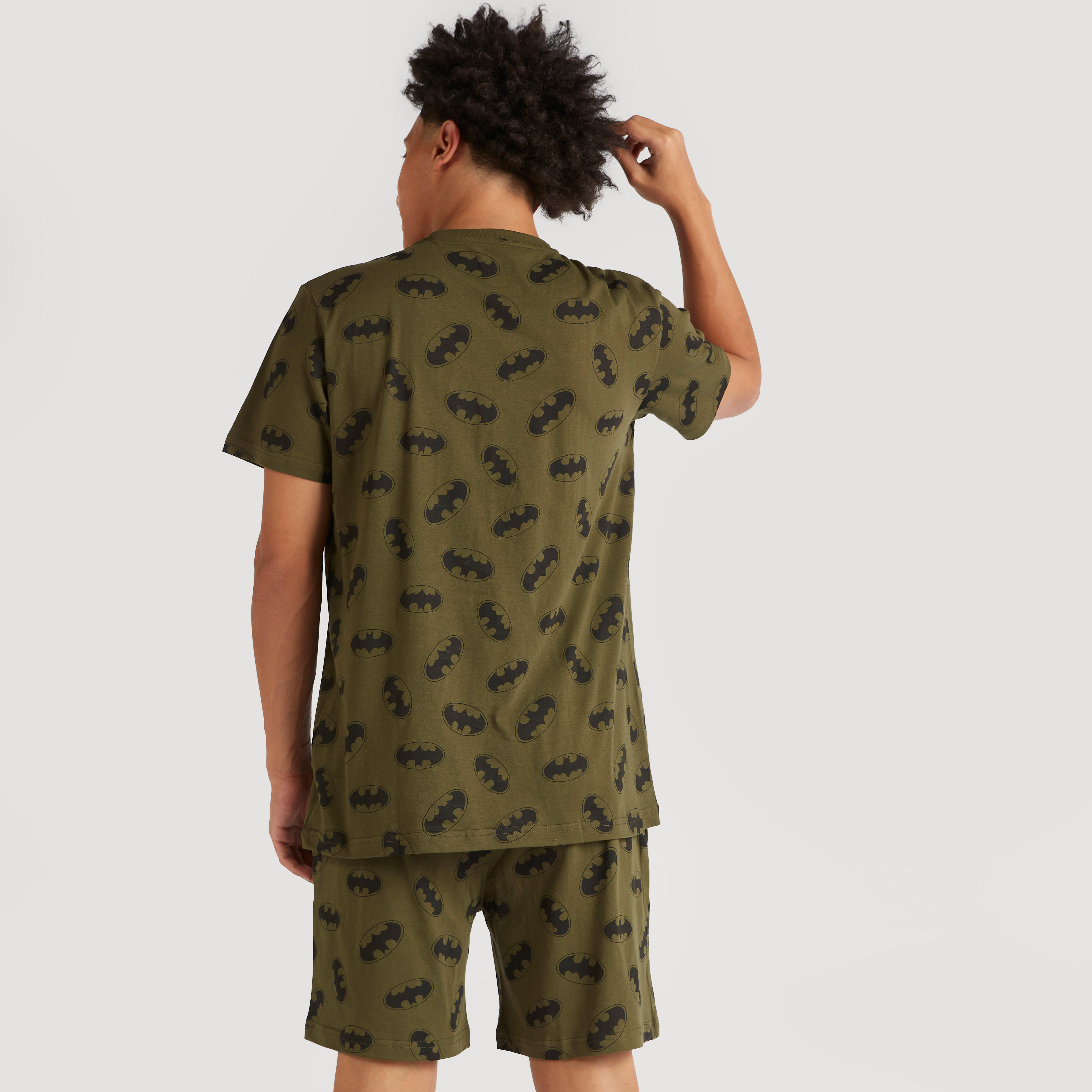 طقم شورت وتيشيرت بياقة مستديرة وطبعات باتمان-men-clothing-nightwear-sets-image-4