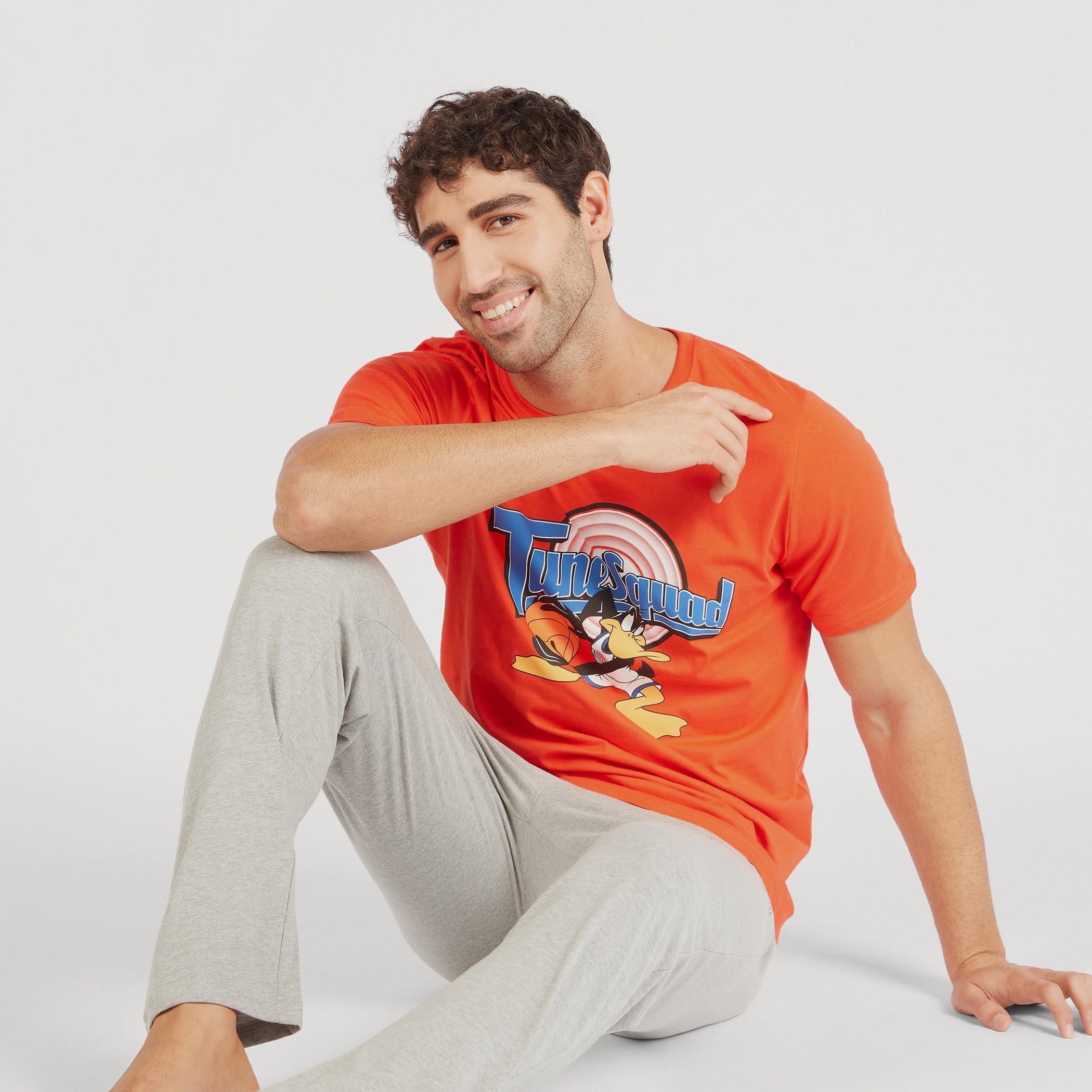 طقم مستدام بنطلون بيجاما وتيشيرت بطبعات وياقة ضيّقة وطبعات-men-clothing-nightwear-sets-image-1