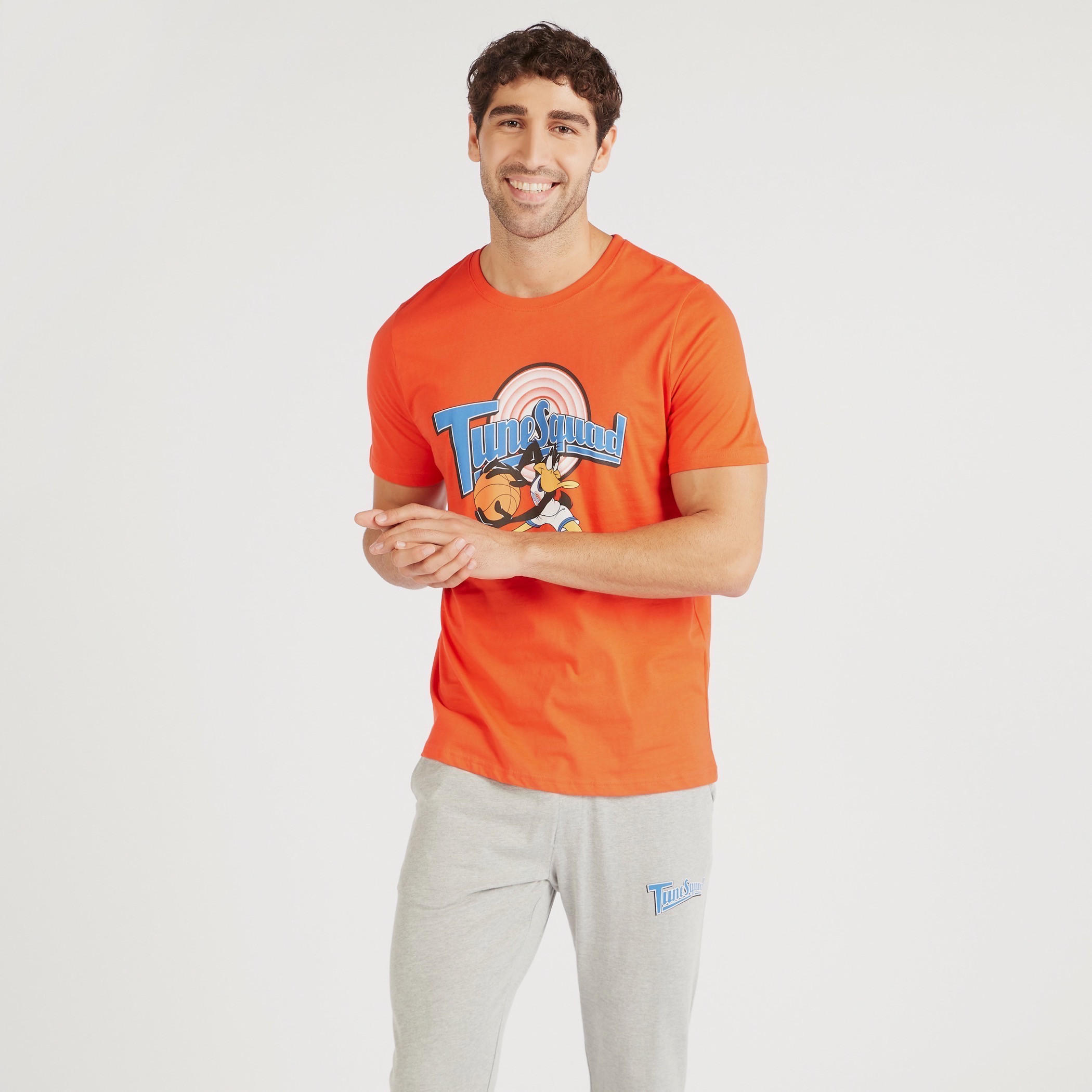 طقم مستدام بنطلون بيجاما وتيشيرت بطبعات وياقة ضيّقة وطبعات-men-clothing-nightwear-sets-image-2