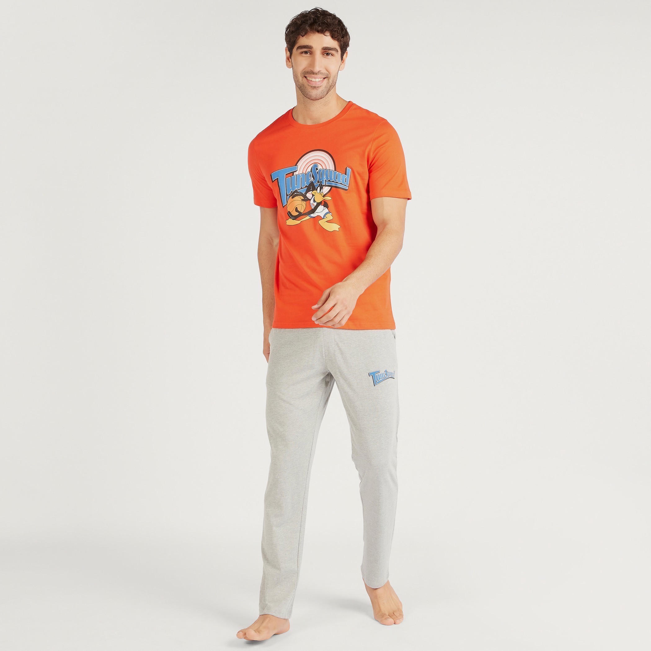 طقم مستدام بنطلون بيجاما وتيشيرت بطبعات وياقة ضيّقة وطبعات-men-clothing-nightwear-sets-image-3
