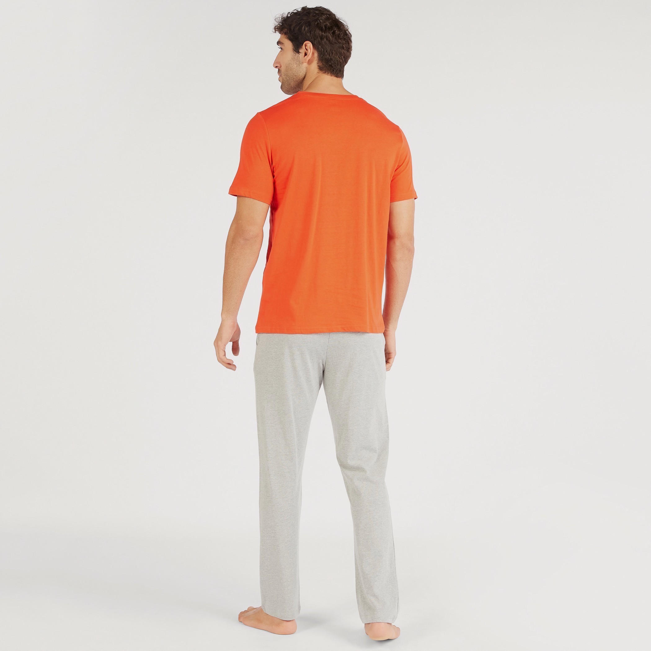 طقم مستدام بنطلون بيجاما وتيشيرت بطبعات وياقة ضيّقة وطبعات-men-clothing-nightwear-sets-image-5