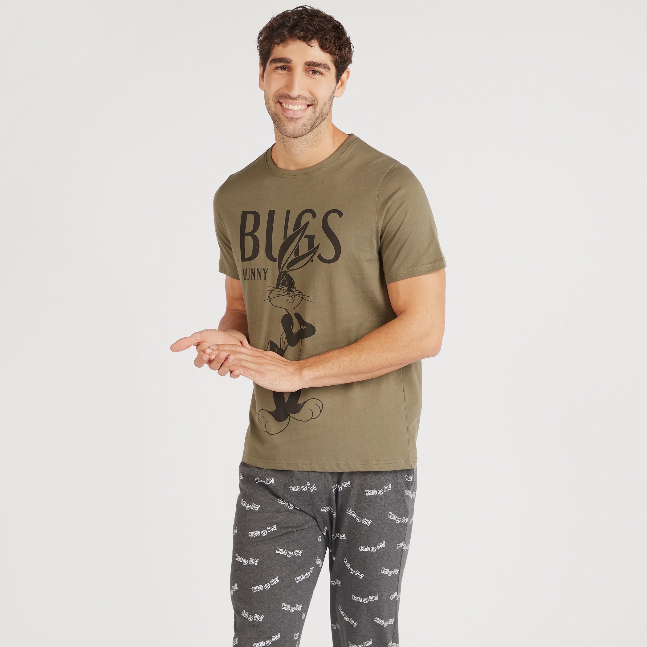 طقم تيشيرت بأكمام قصيرة وطبعات باجز باني وبنطلون بيجاما-men-clothing-nightwear-sets-image-1