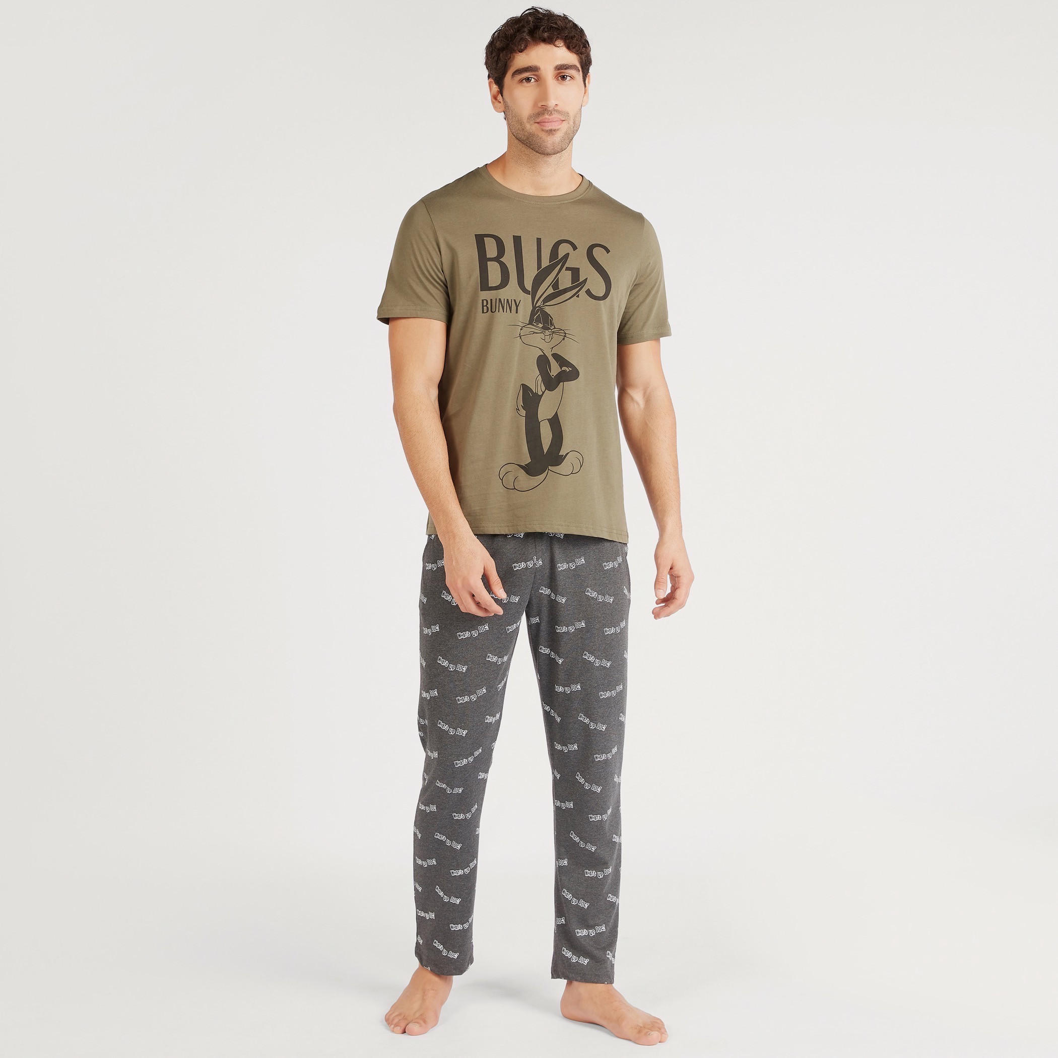 طقم تيشيرت بأكمام قصيرة وطبعات باجز باني وبنطلون بيجاما-men-clothing-nightwear-sets-image-2