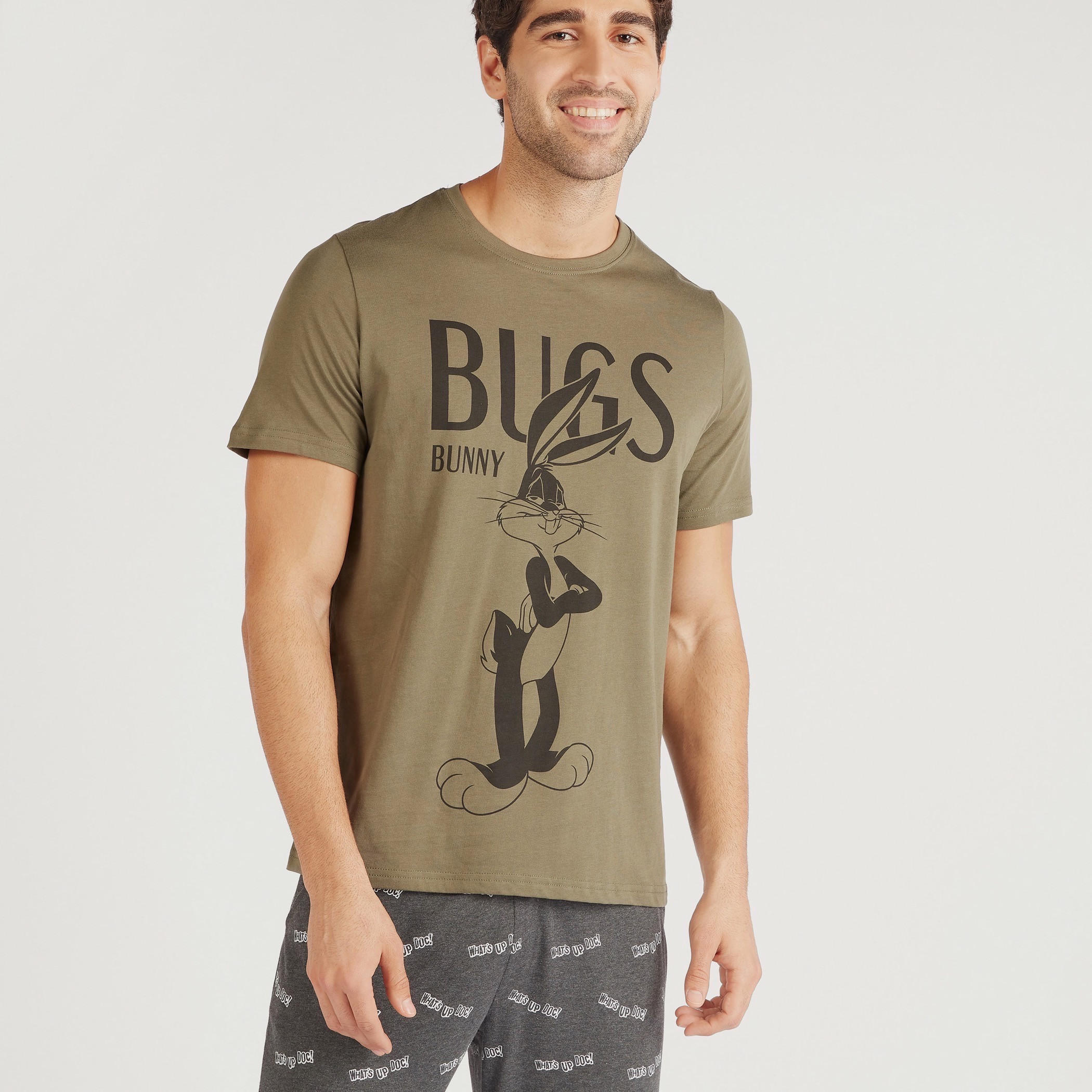 طقم تيشيرت بأكمام قصيرة وطبعات باجز باني وبنطلون بيجاما-men-clothing-nightwear-sets-image-3