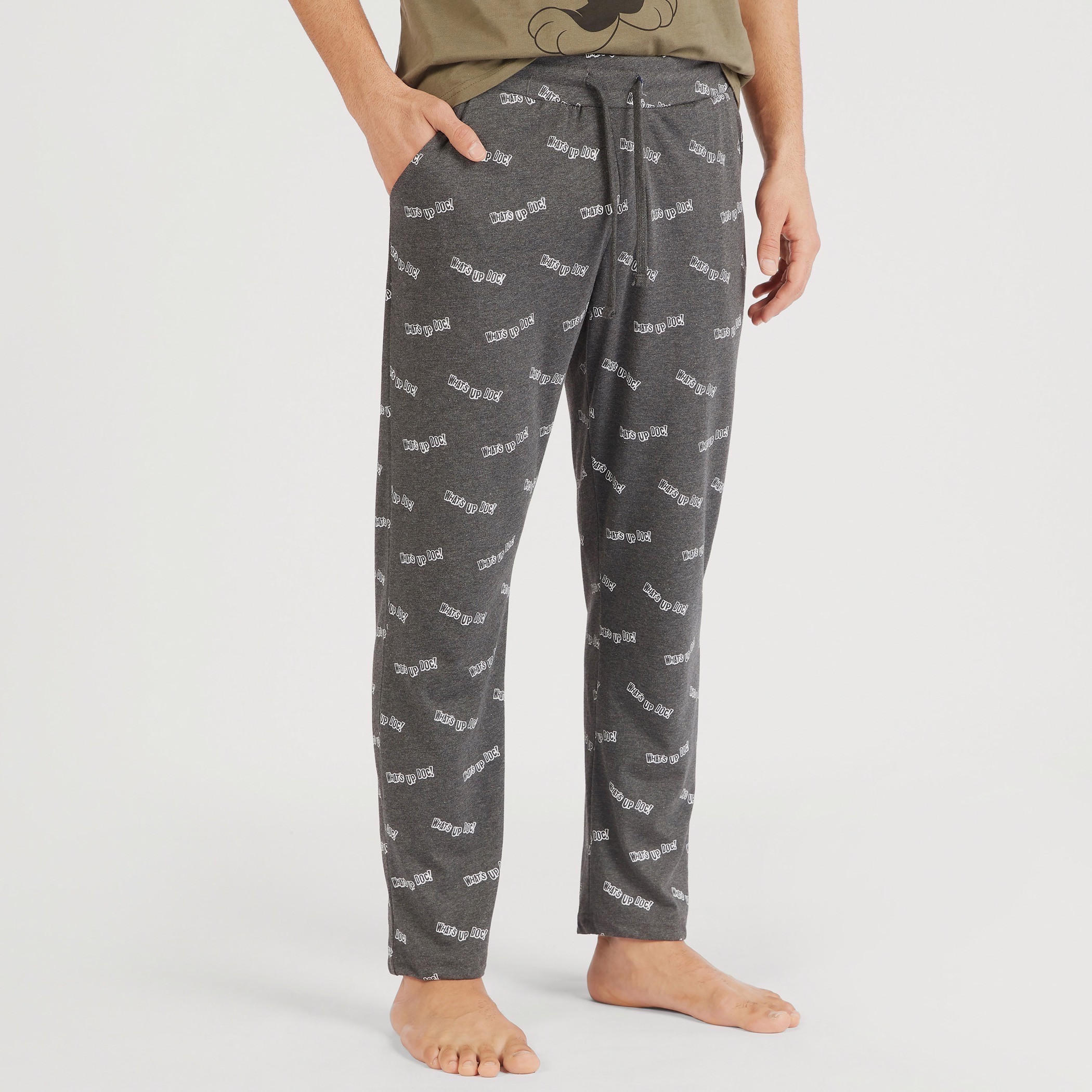 طقم تيشيرت بأكمام قصيرة وطبعات باجز باني وبنطلون بيجاما-men-clothing-nightwear-sets-image-4