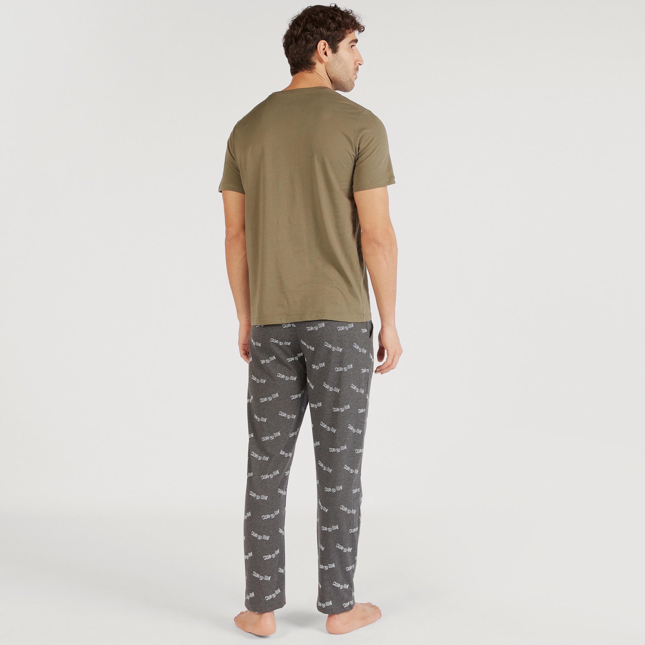 طقم تيشيرت بأكمام قصيرة وطبعات باجز باني وبنطلون بيجاما-men-clothing-nightwear-sets-image-5