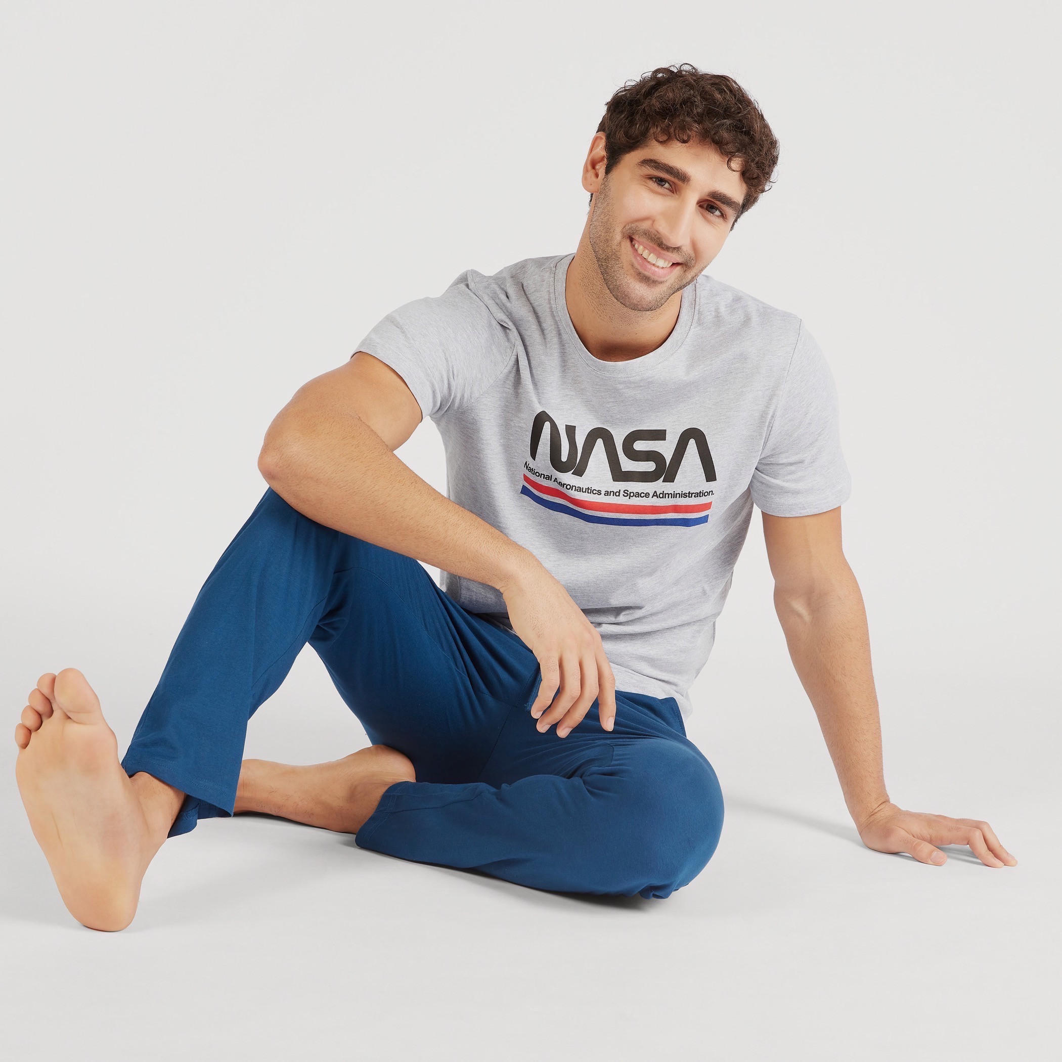 طقم بنطلون بيجاما وتيشيرت بأكمام قصيرة وطبعات من ناسا-men-clothing-nightwear-sets-image-1