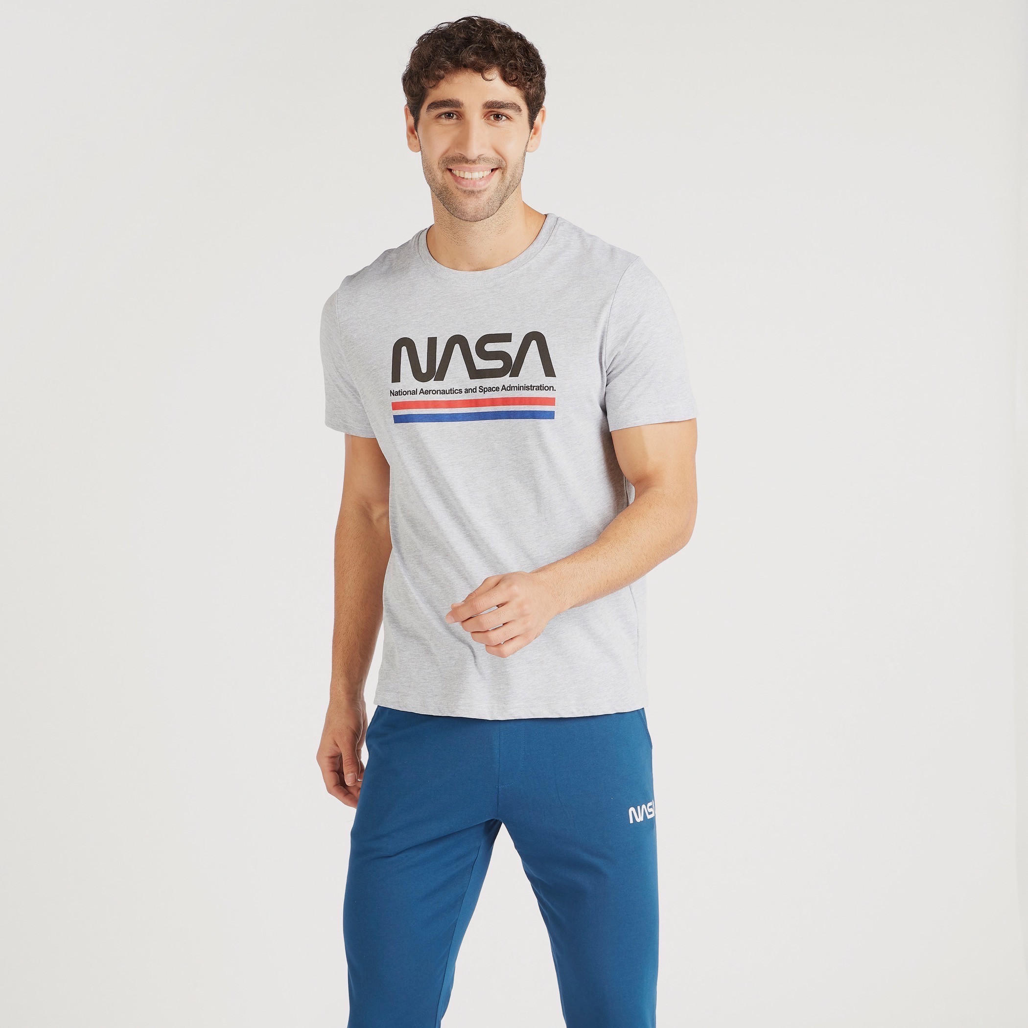 طقم بنطلون بيجاما وتيشيرت بأكمام قصيرة وطبعات من ناسا-men-clothing-nightwear-sets-image-2