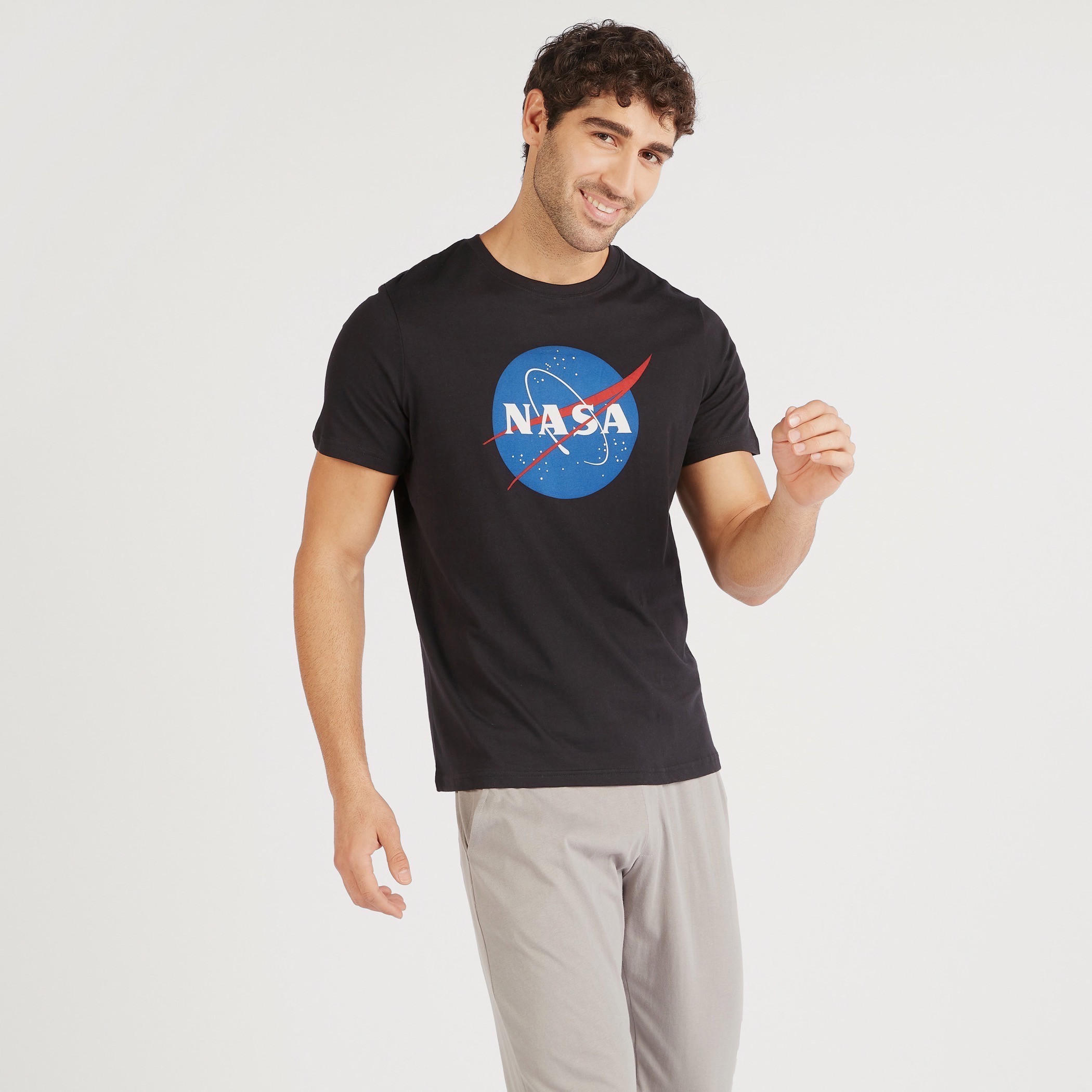 طقم بنطلون بيجاما وتيشيرت بياقة ضيقة وطبعات من ناسا-men-clothing-nightwear-sets-image-1