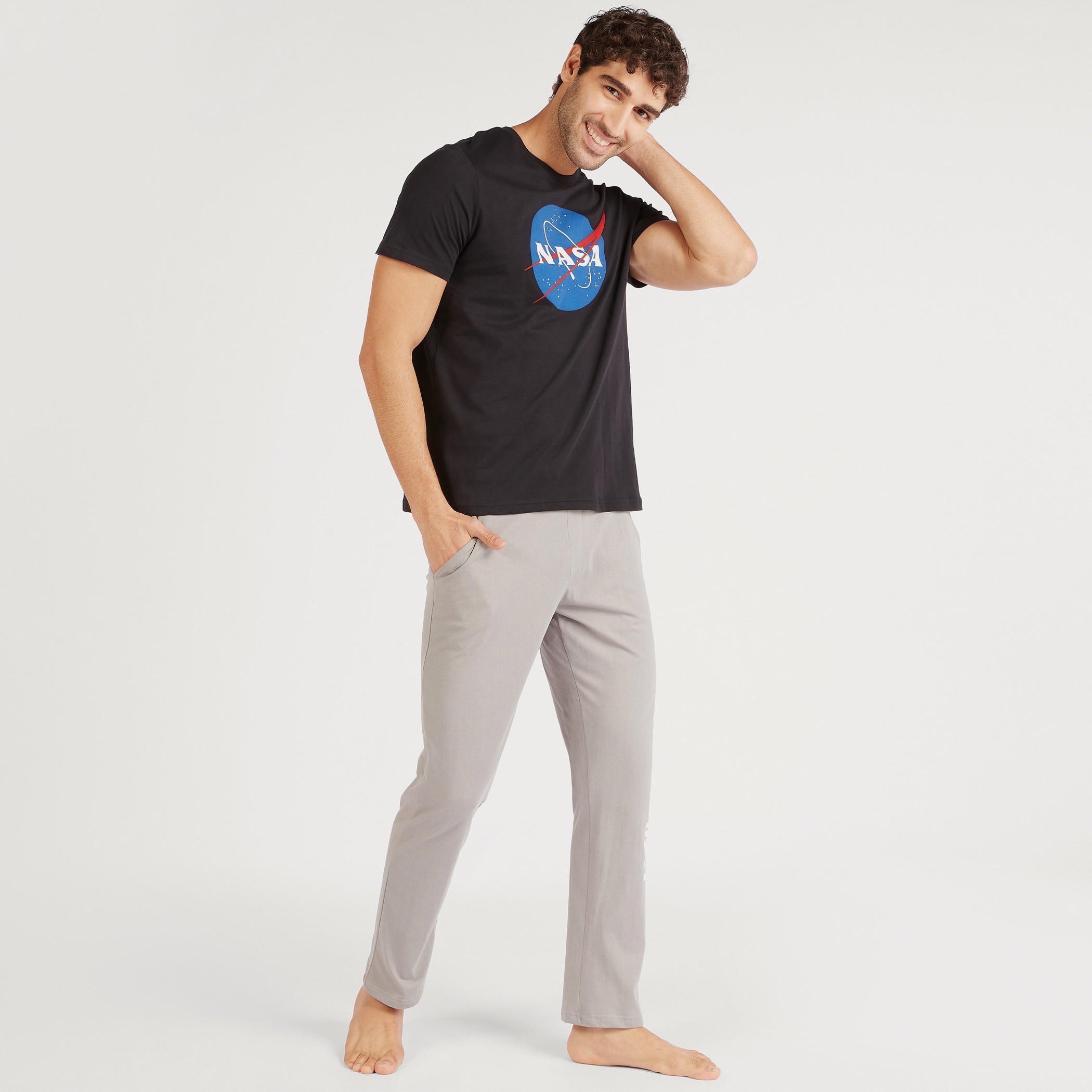 طقم بنطلون بيجاما وتيشيرت بياقة ضيقة وطبعات من ناسا-men-clothing-nightwear-sets-image-2