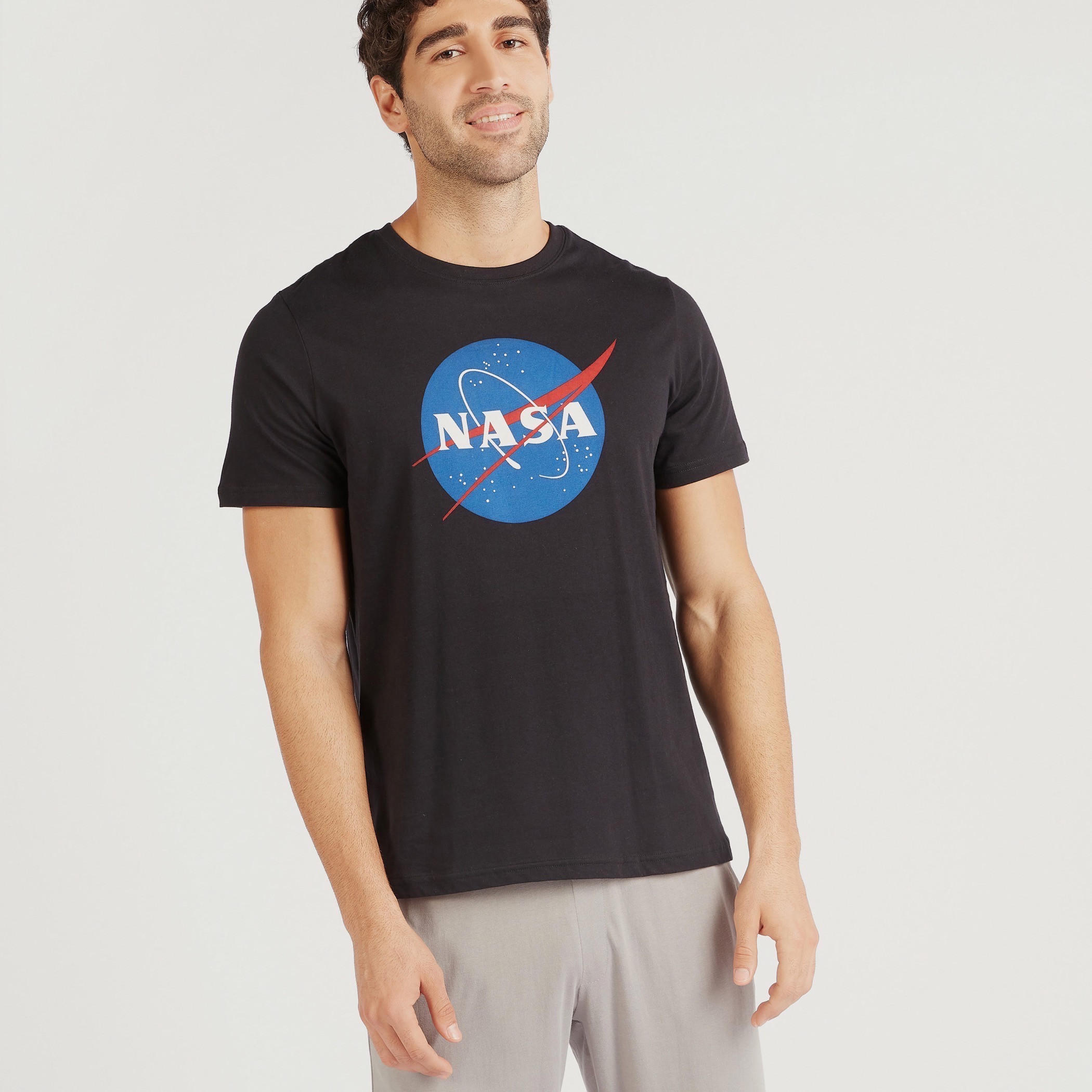 طقم بنطلون بيجاما وتيشيرت بياقة ضيقة وطبعات من ناسا-men-clothing-nightwear-sets-image-3