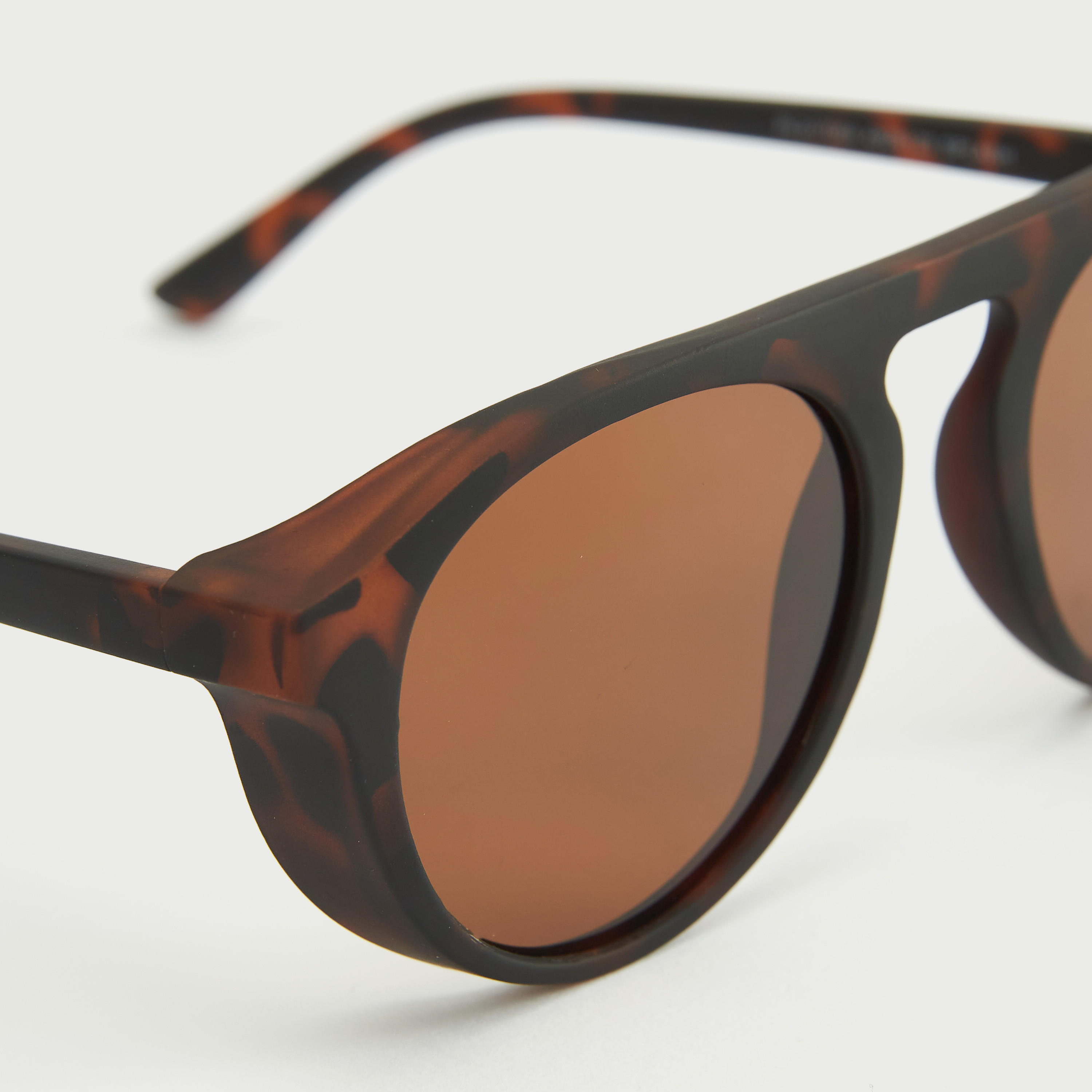 نظّارات شمسية بإطار مستدير ووسادات للأنف وطبعات حيوانات-men-sunglasses-image-4