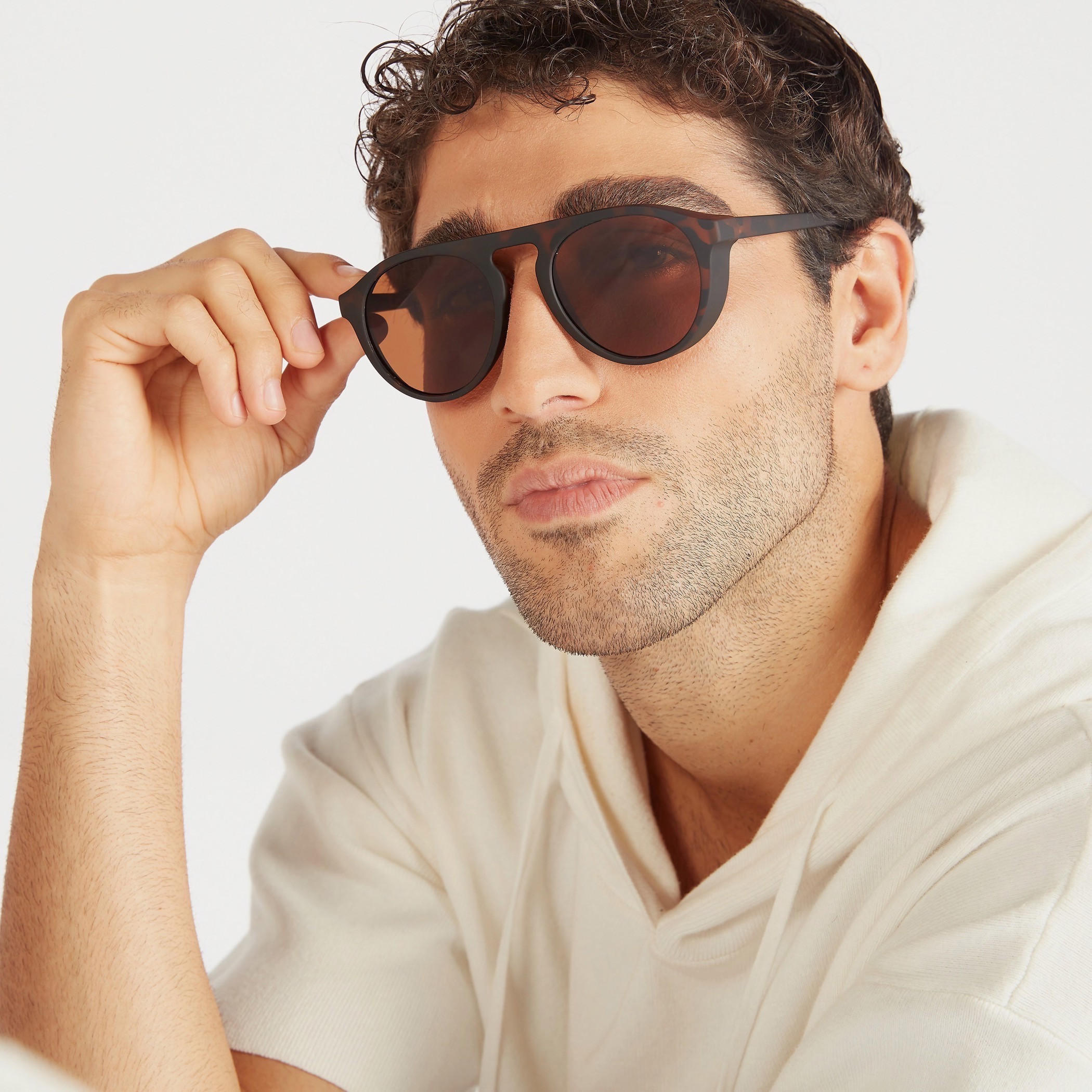 نظّارات شمسية بإطار مستدير ووسادات للأنف وطبعات حيوانات-men-sunglasses-image-2