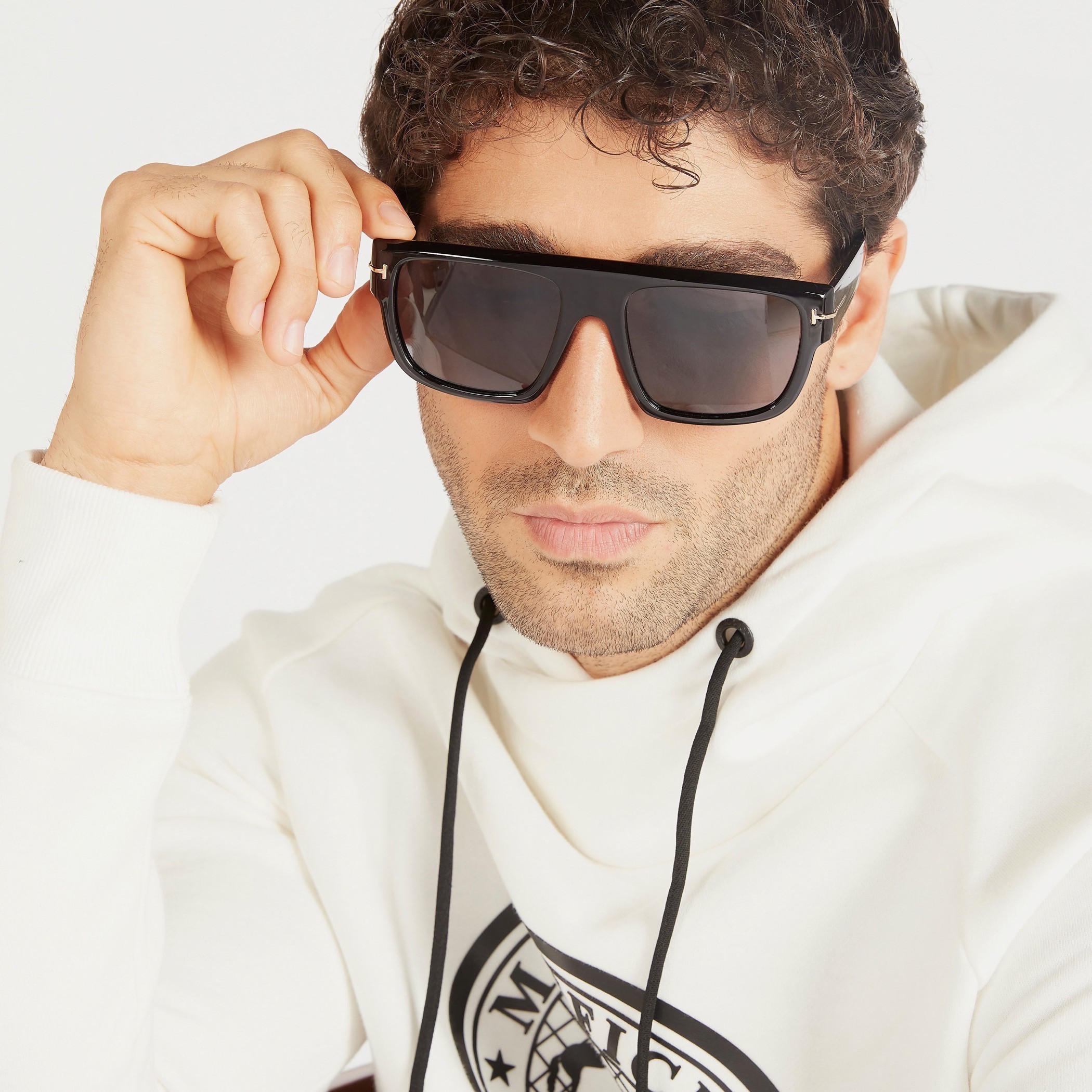 نظّارة شمسيّة واي فيرار ملونة بإطار كامل ووسادات أنف-men-sunglasses-image-2