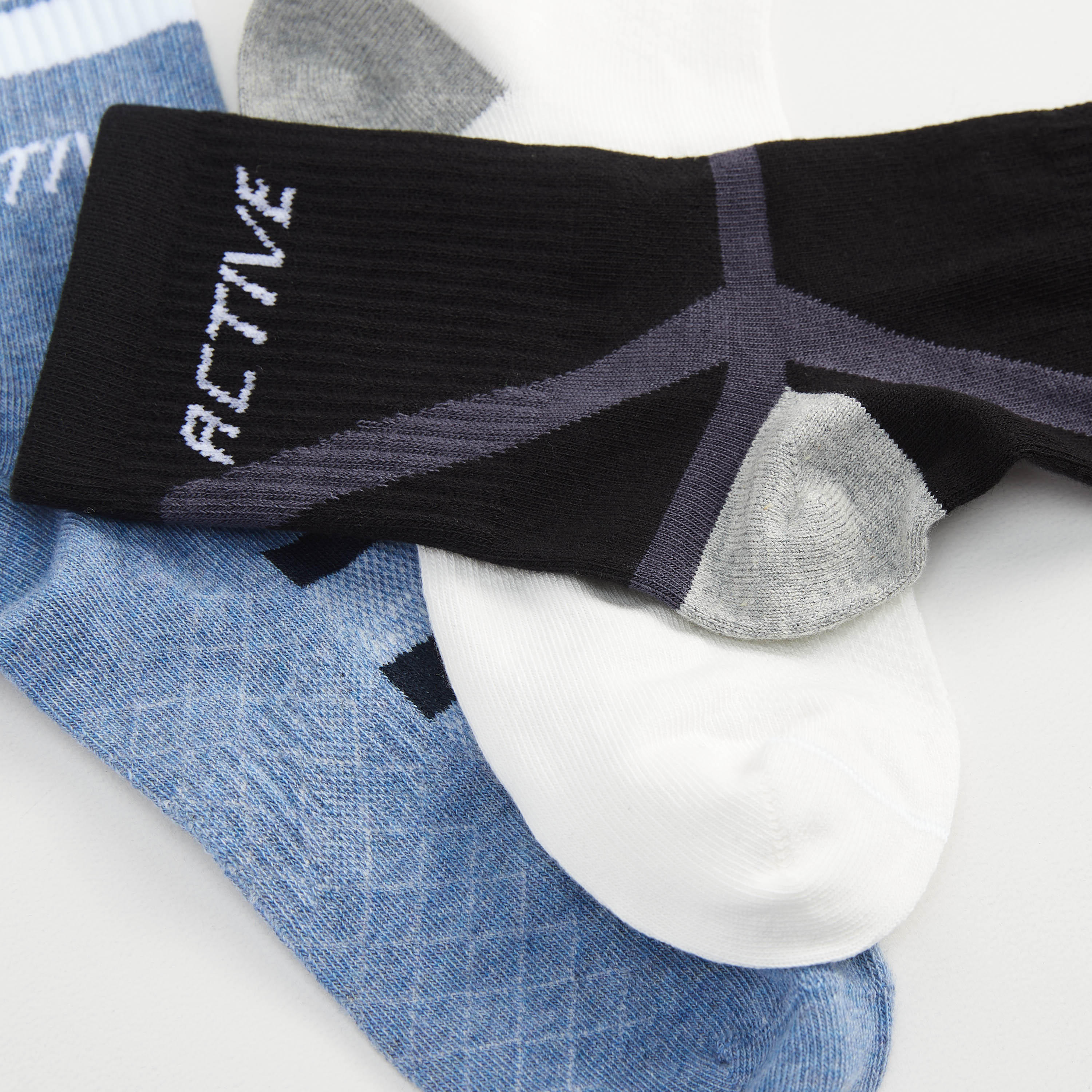 جوارب بطول ربلة الساق مطبوعة بتفاصيل مضلعة-men-socks-image-4