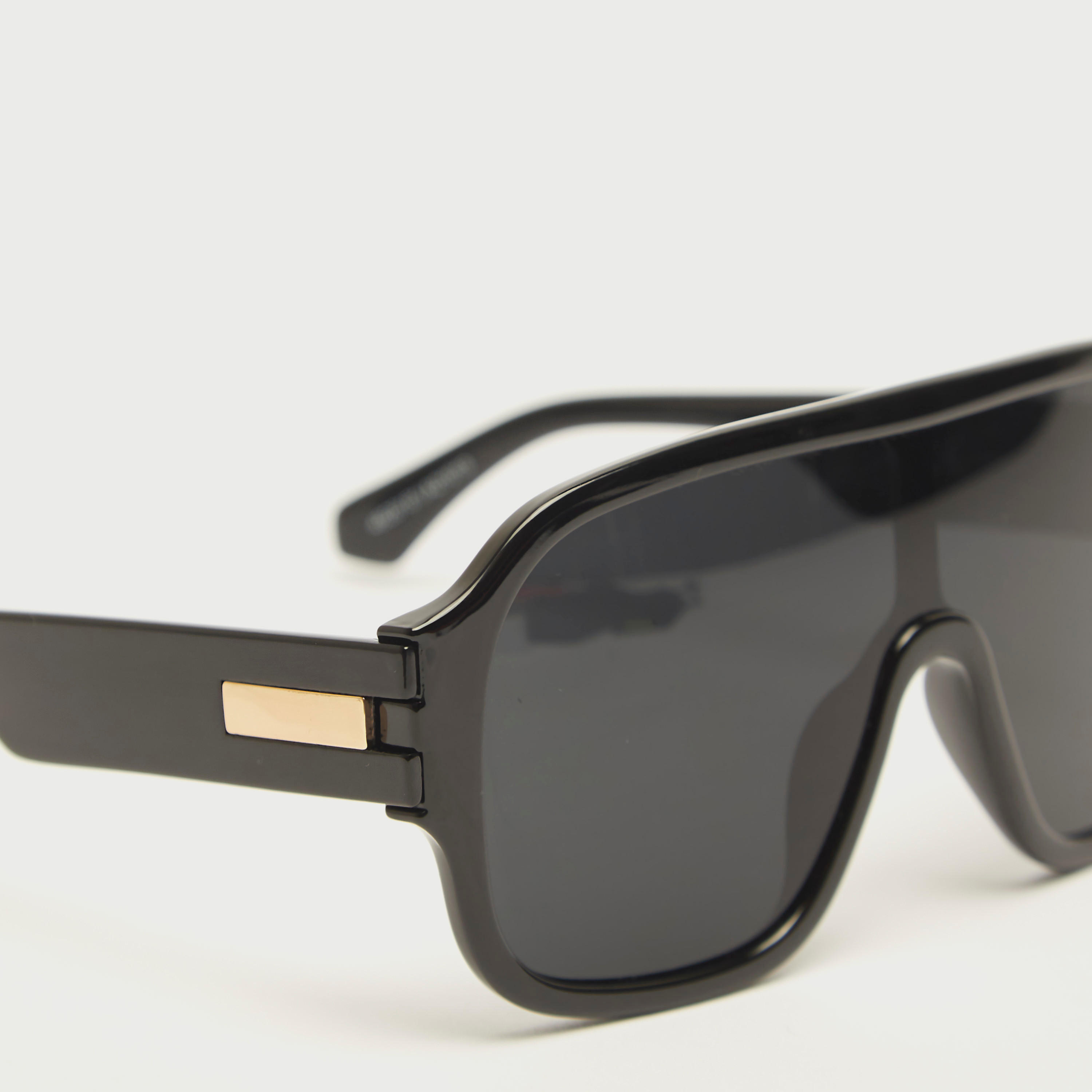 نظّارة شمسيّة شيلد ملونة بإطار كامل ووسادات أنف-men-sunglasses-image-3