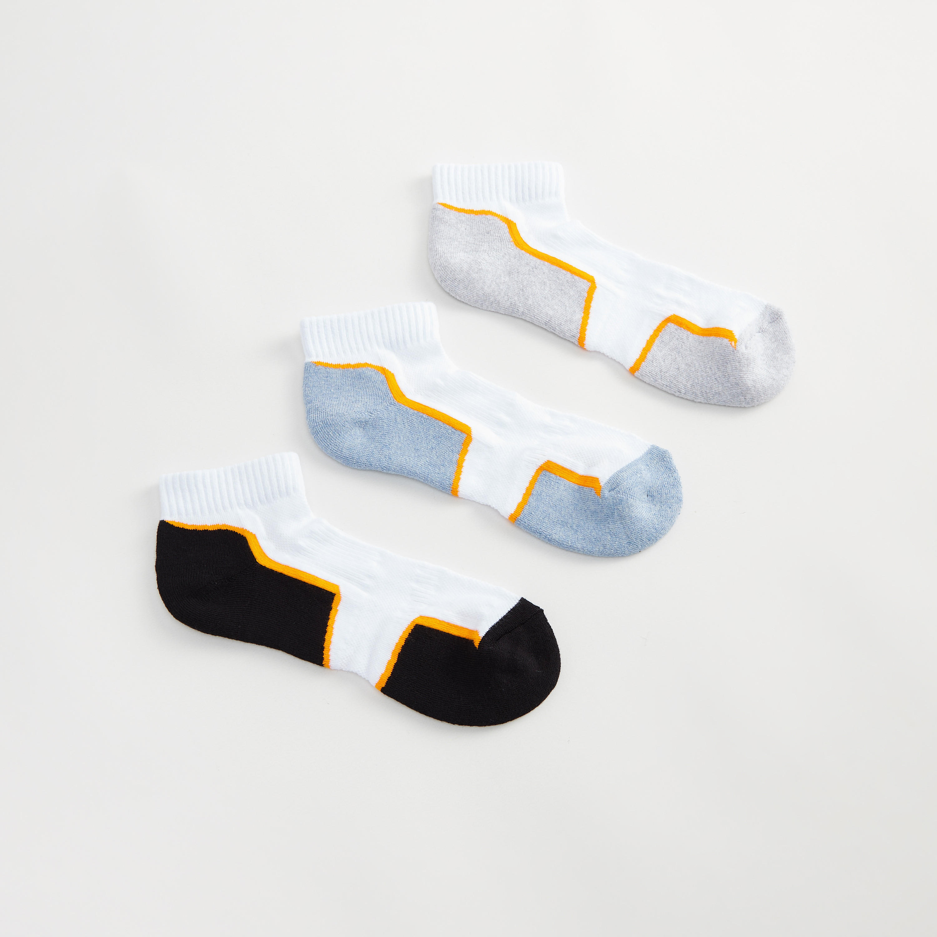 جوارب بارزة الملمس بطول الكاحل - طقم من 3 أزواج-men-socks-image-1