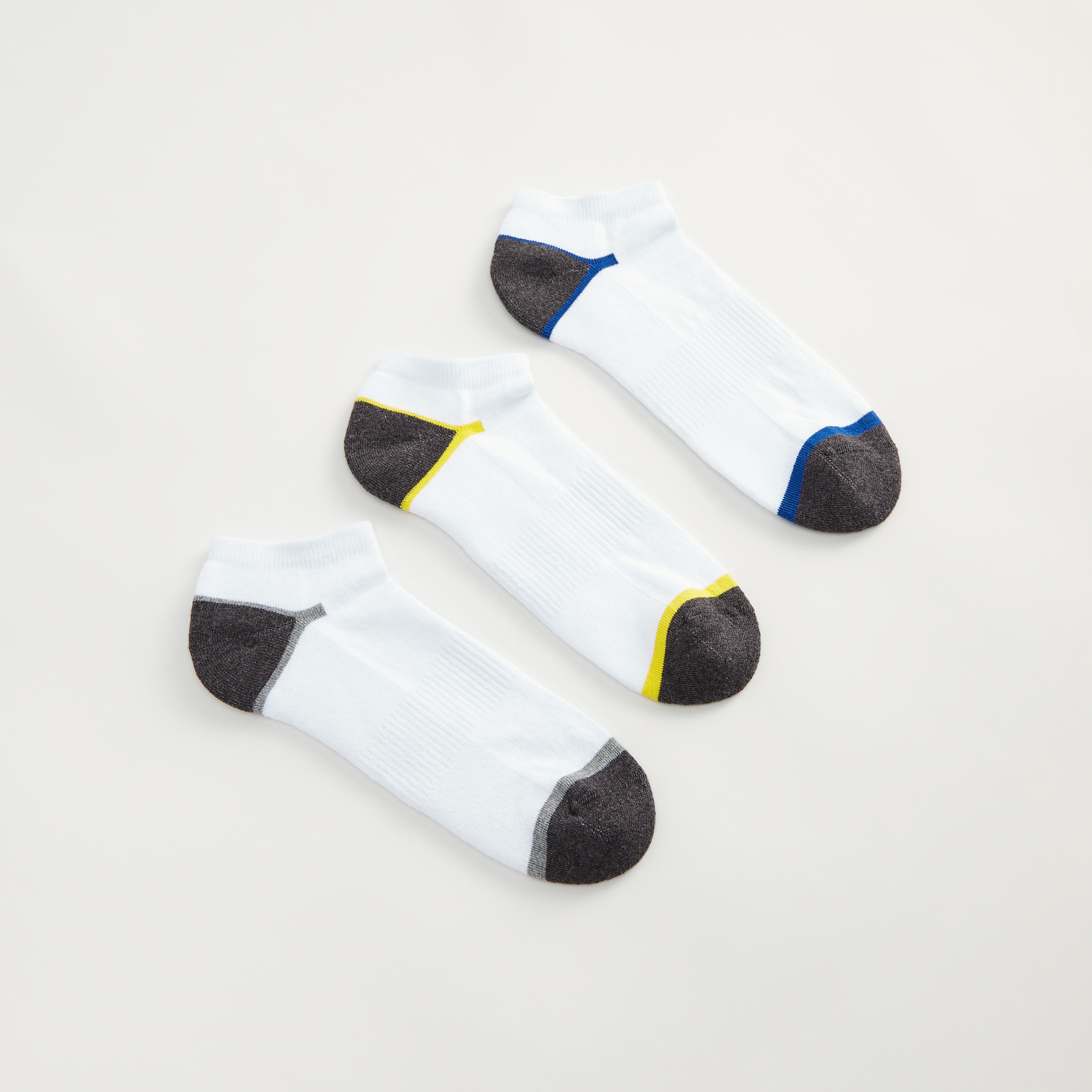 جوارب بارزة الملمس بطول الكاحل - طقم من 3 أزواج-men-socks-image-1