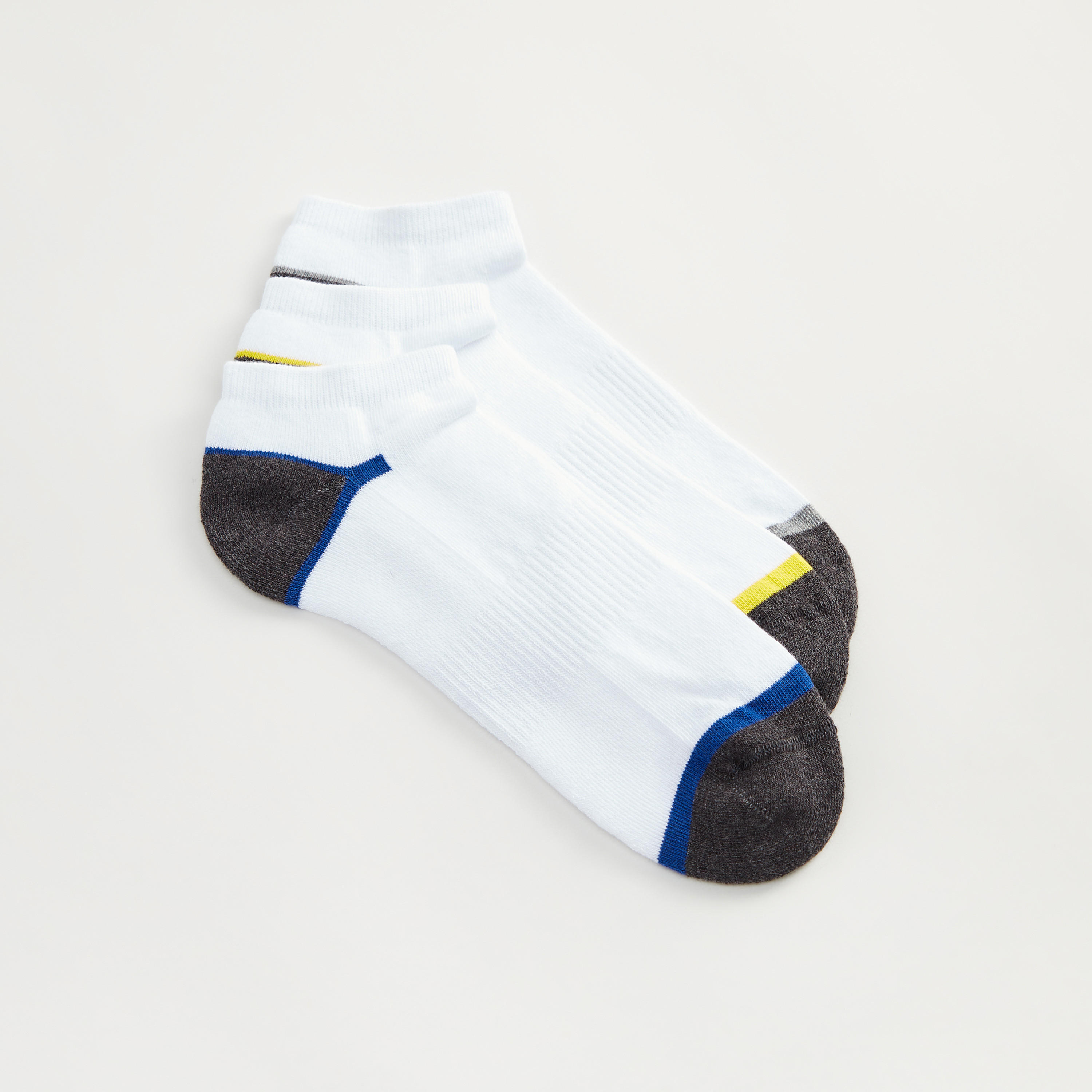 جوارب بارزة الملمس بطول الكاحل - طقم من 3 أزواج-men-socks-image-2