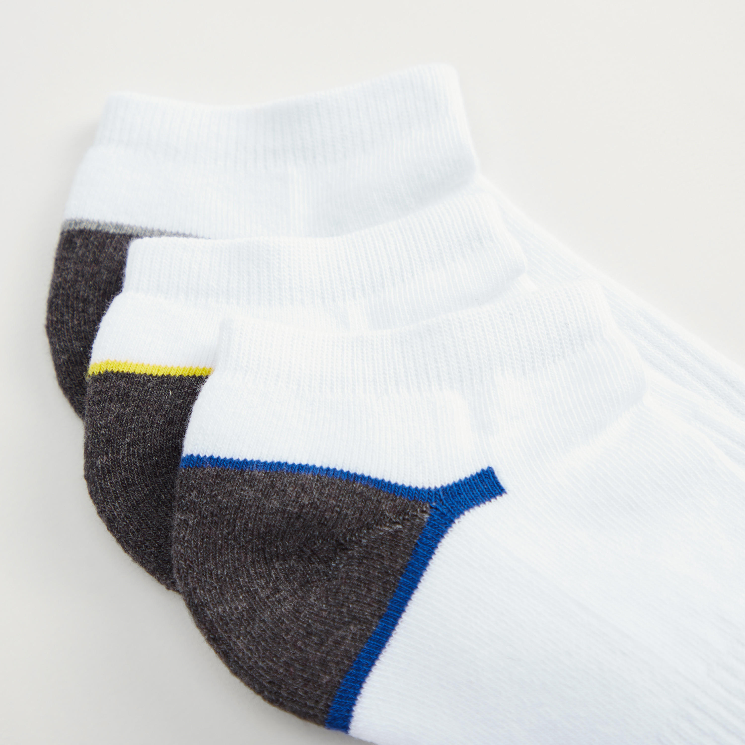 جوارب بارزة الملمس بطول الكاحل - طقم من 3 أزواج-men-socks-image-3