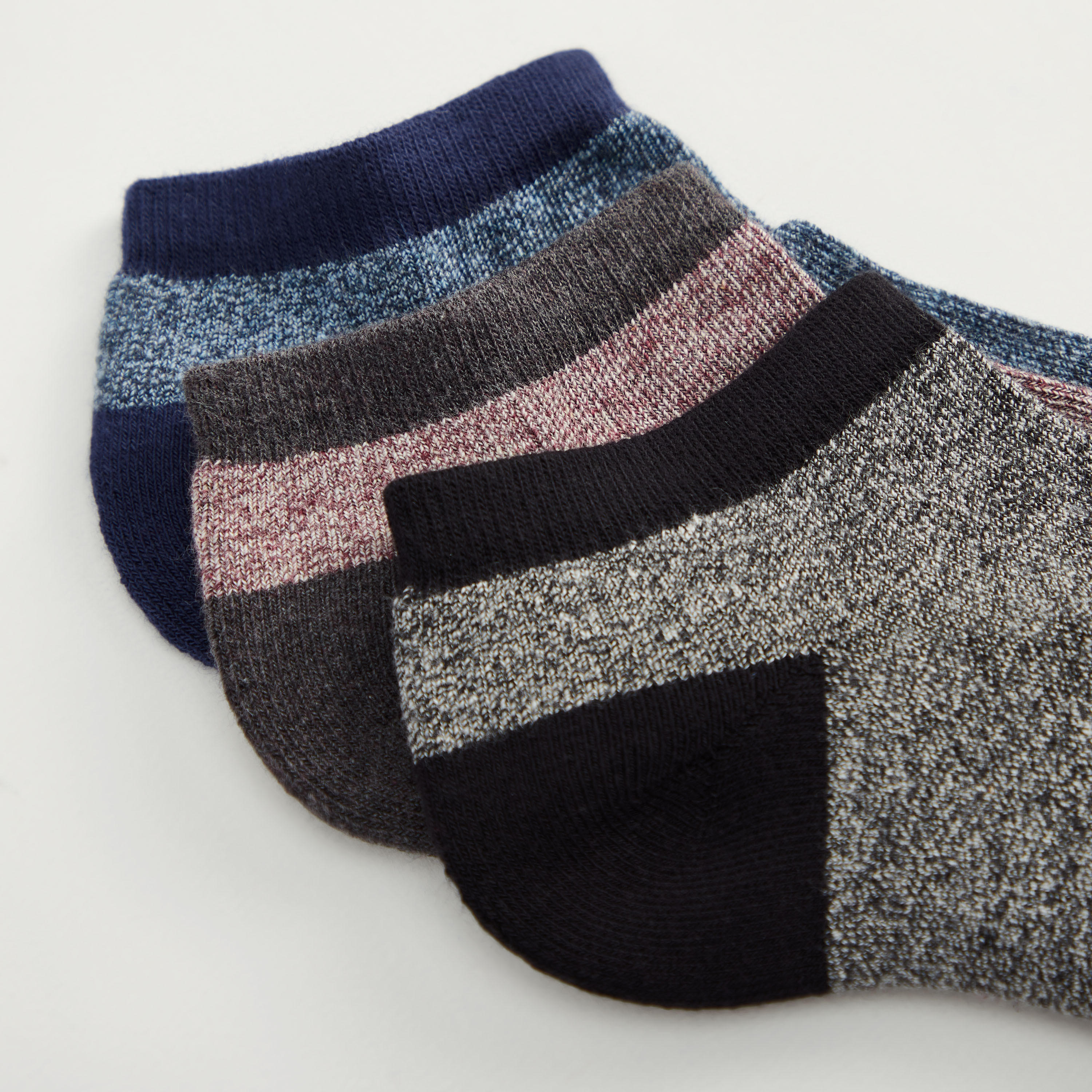 جوارب قطنيّة بارزة الملمس بطول الكاحل - طقم من 3-men-socks-image-3