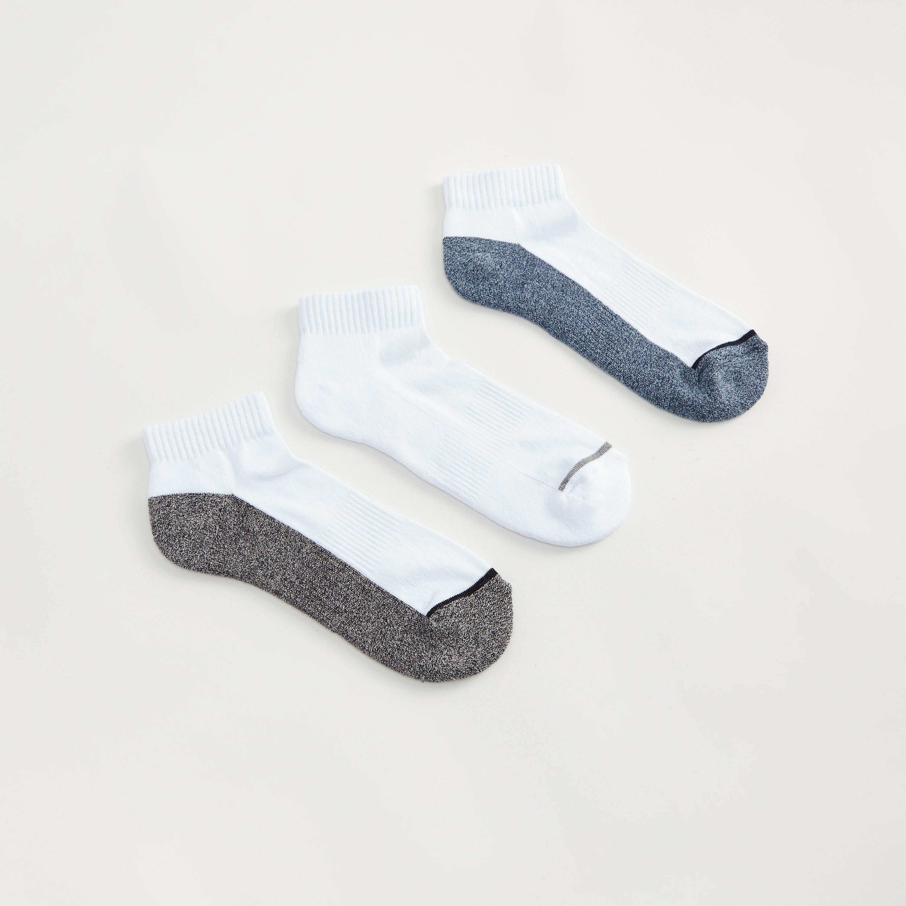 جوارب بارزة الملمس بطول الكاحل - طقم من 3 أزواج-men-socks-image-1