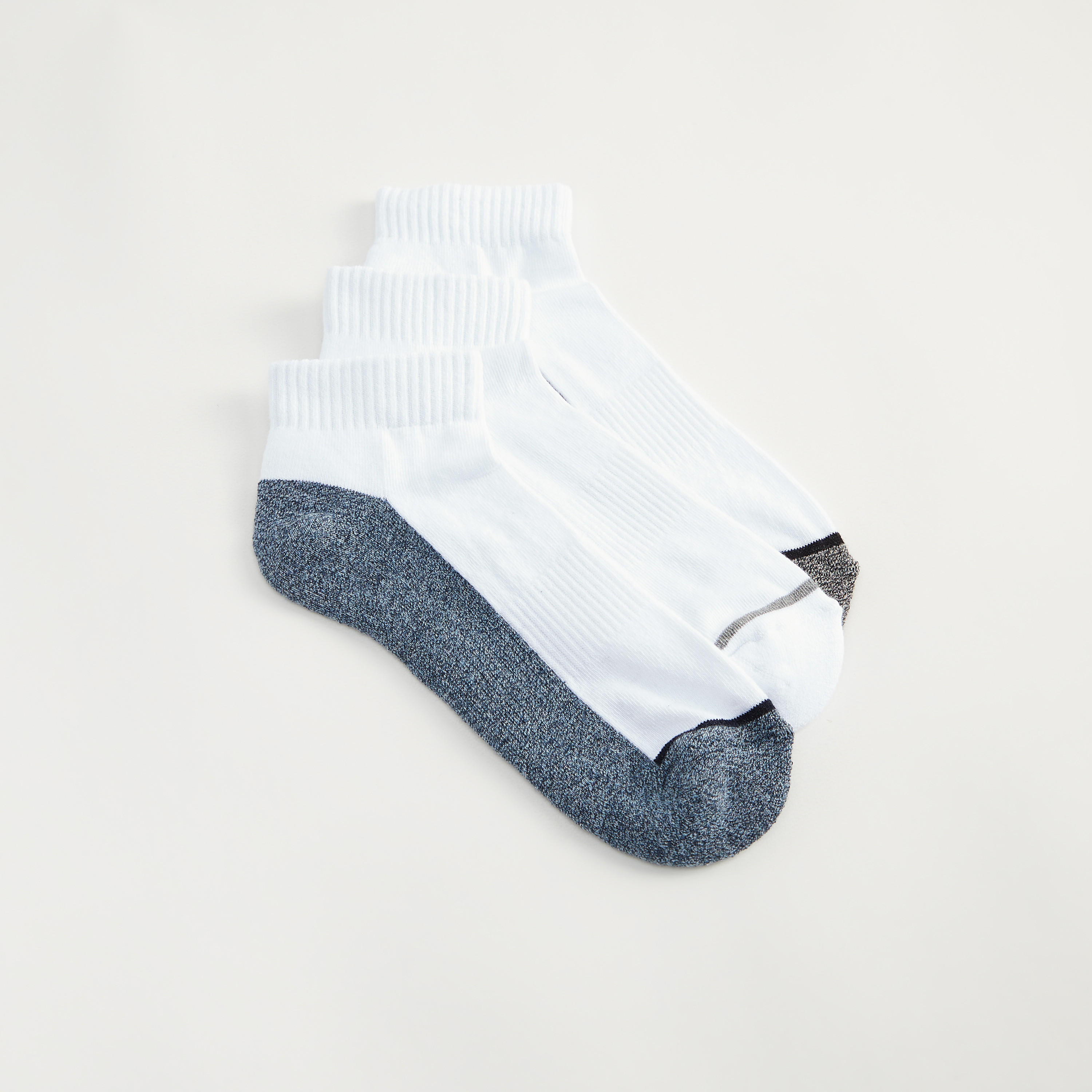 جوارب بارزة الملمس بطول الكاحل - طقم من 3 أزواج-men-socks-image-2