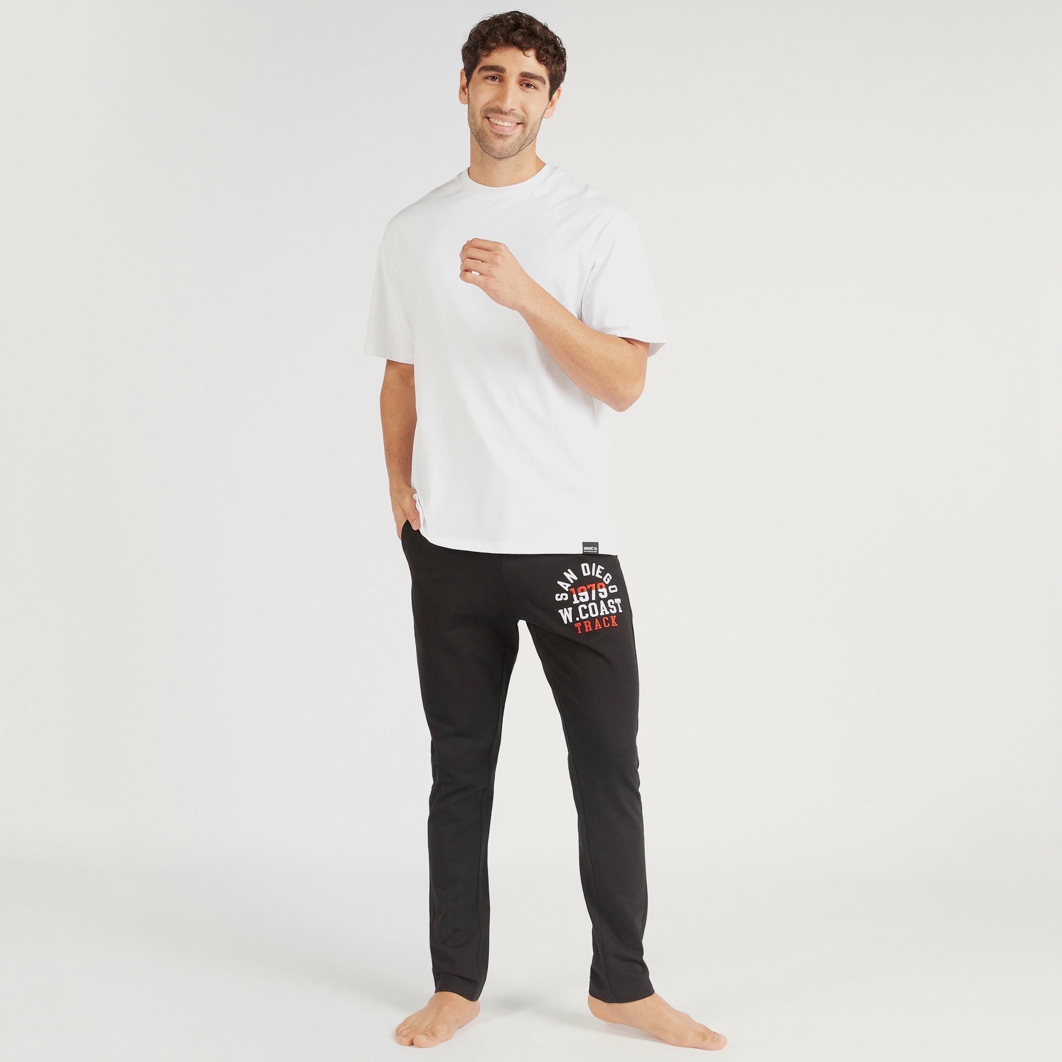 بنطلون بيحاما برباط إغلاق وجيوب وطبعات-men-clothing-nightwear-pyjamaandshorts-image-3