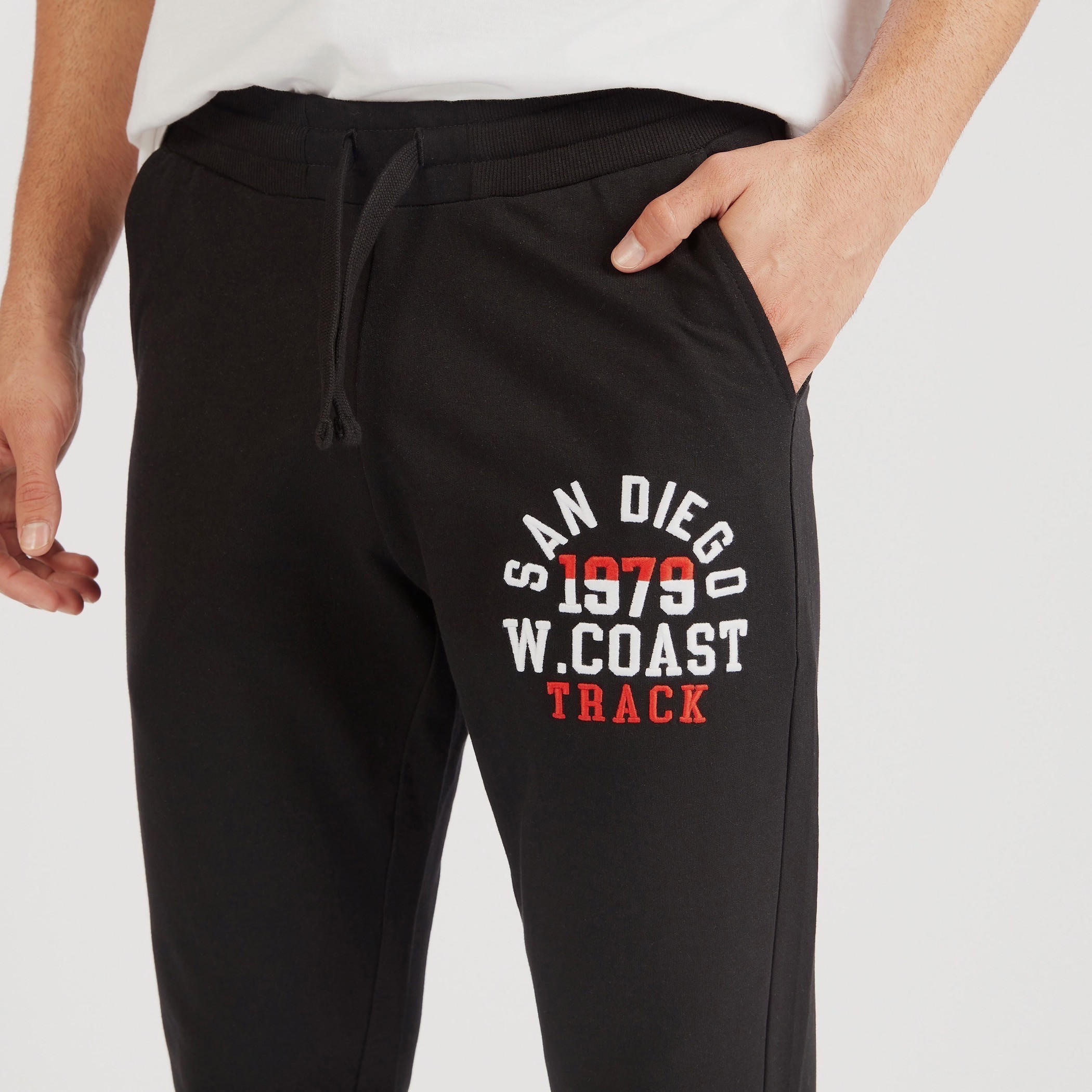 بنطلون بيحاما برباط إغلاق وجيوب وطبعات-men-clothing-nightwear-pyjamaandshorts-image-2