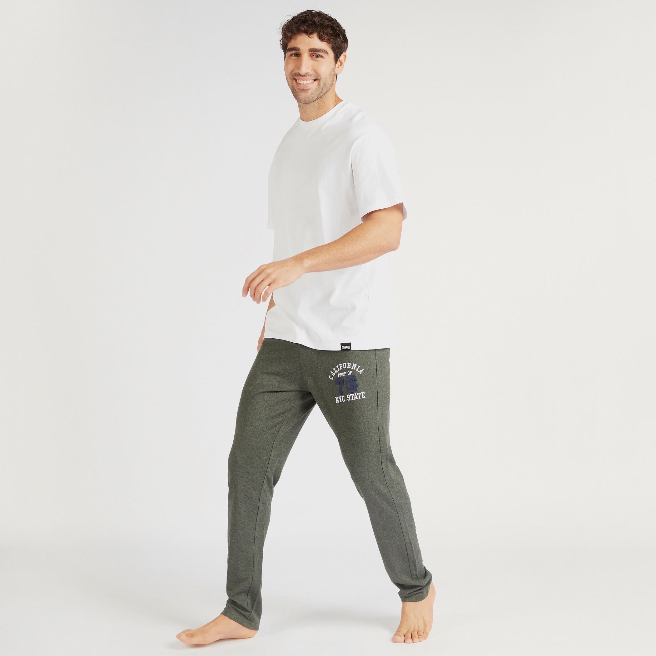 بنطلون بيحاما برباط إغلاق وجيوب وطبعات-men-clothing-nightwear-pyjamaandshorts-image-3
