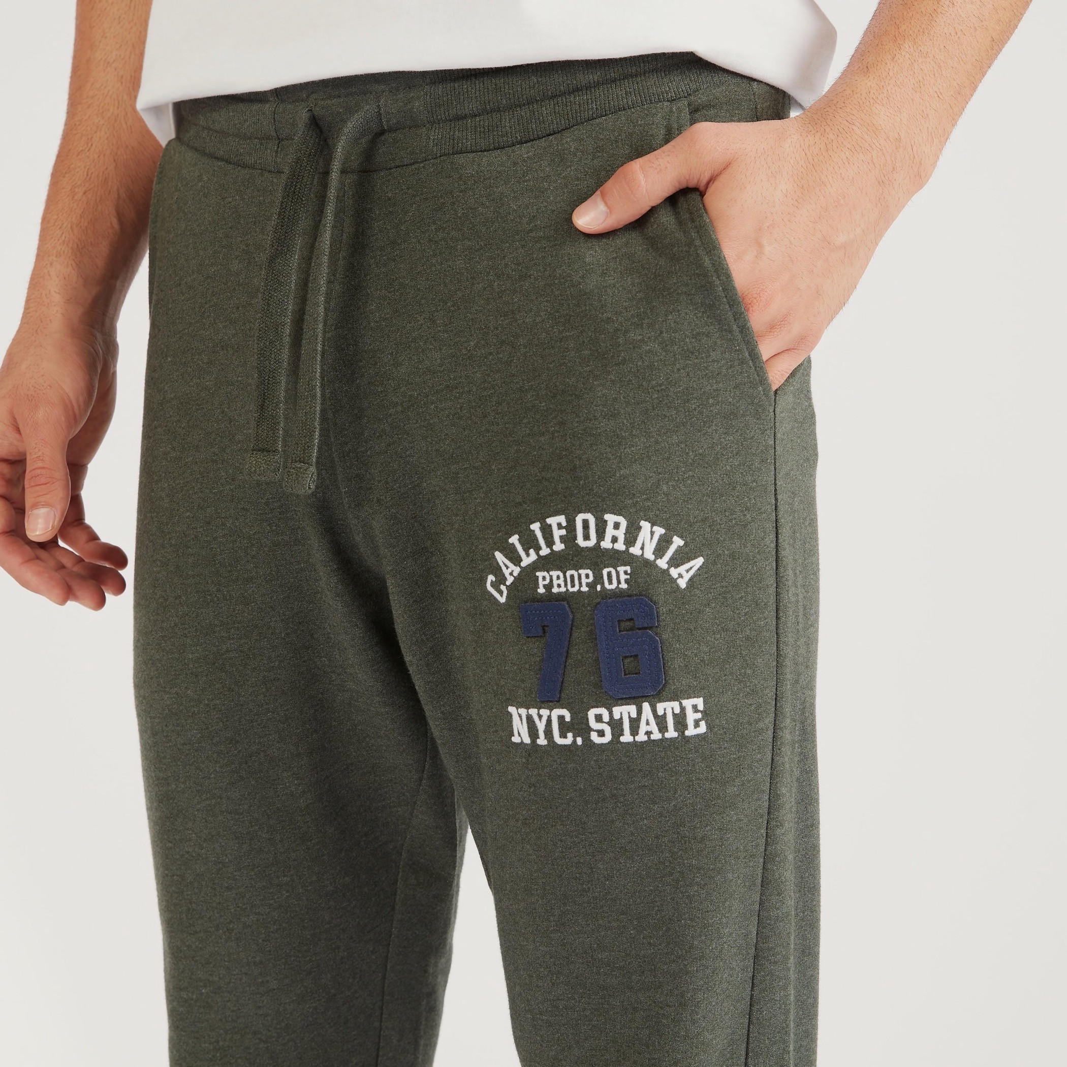 بنطلون بيحاما برباط إغلاق وجيوب وطبعات-men-clothing-nightwear-pyjamaandshorts-image-2