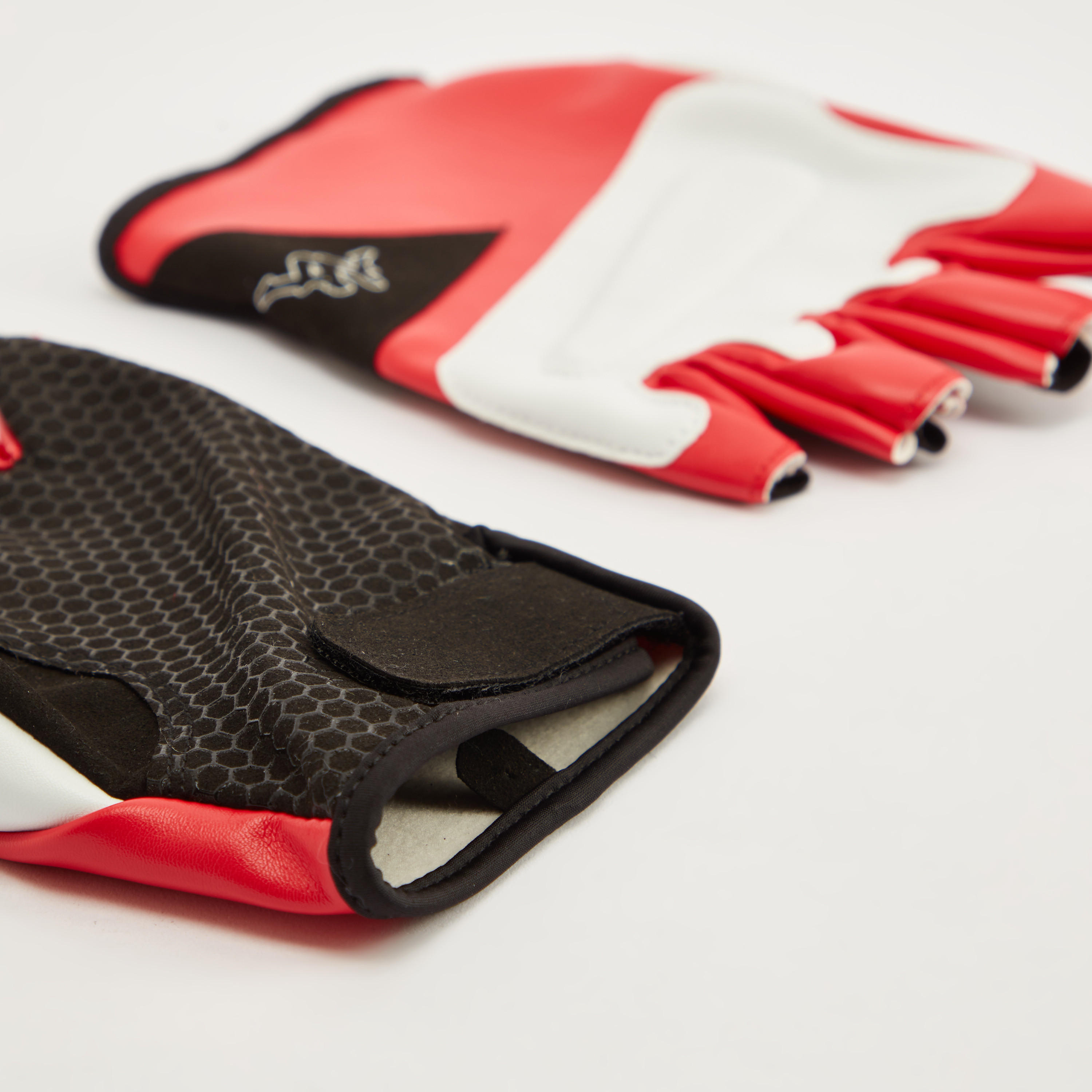 قفازات بطبعات شعار وشريط إغلاق لاصق من كابا-men-scarvesandgloves-image-2