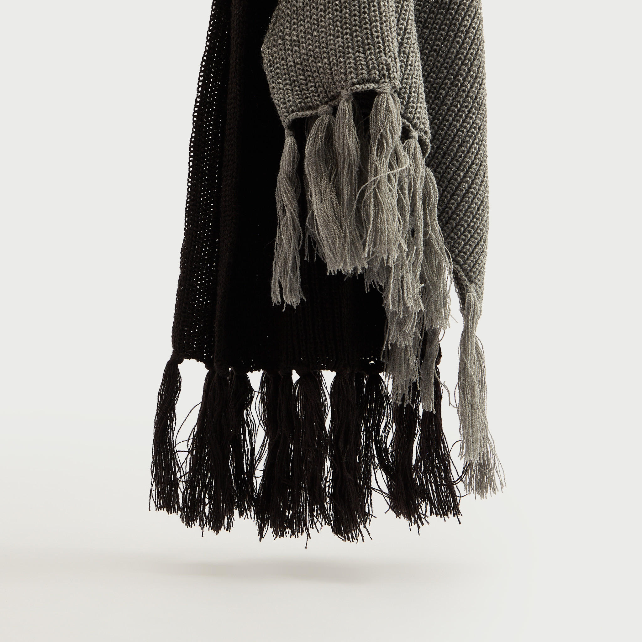 وشاح بارز الملمس بشرّابات-men-scarvesandgloves-image-1