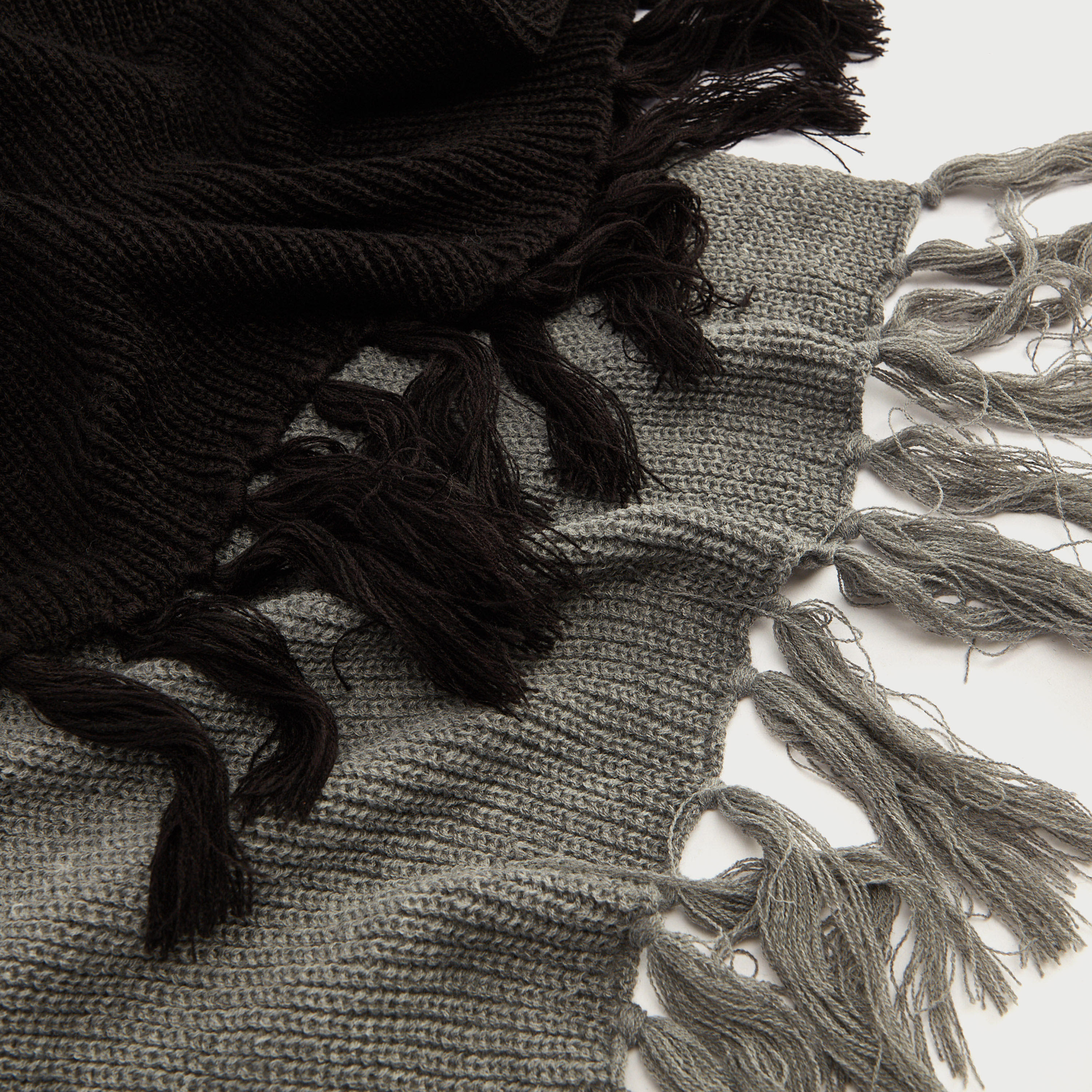 وشاح بارز الملمس بشرّابات-men-scarvesandgloves-image-3