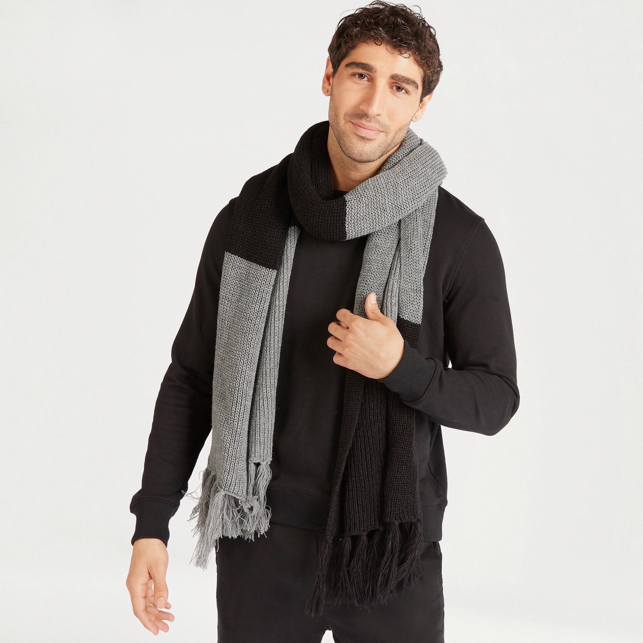 وشاح بارز الملمس بشرّابات-men-scarvesandgloves-image-2