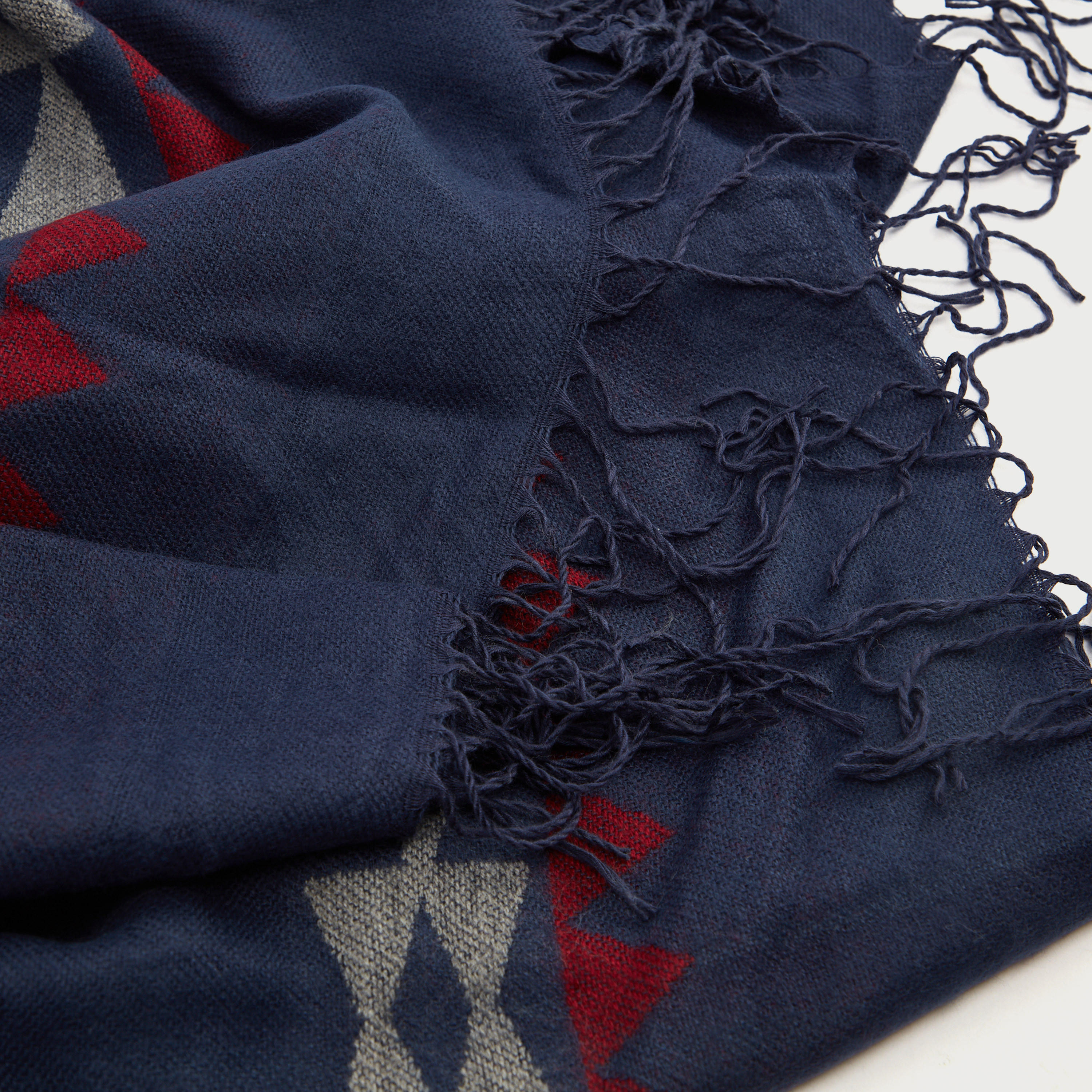 وشاح بطبعات وشراشيب-men-scarvesandgloves-image-3