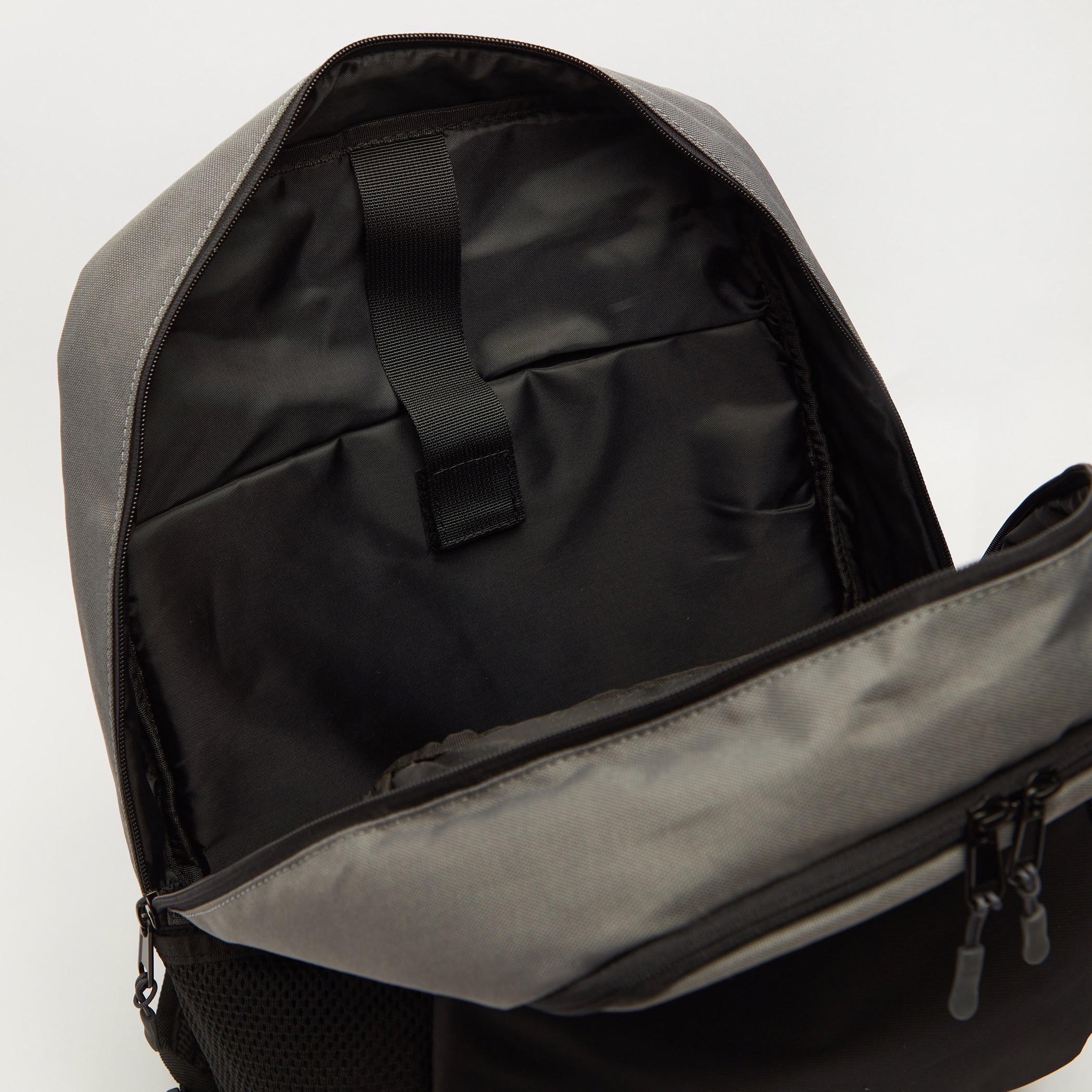 شنطة ظهر بأحزمة قابلة للتعديل وسحّاب إغلاق وطبعات شعار من كابا-men-bags-image-6