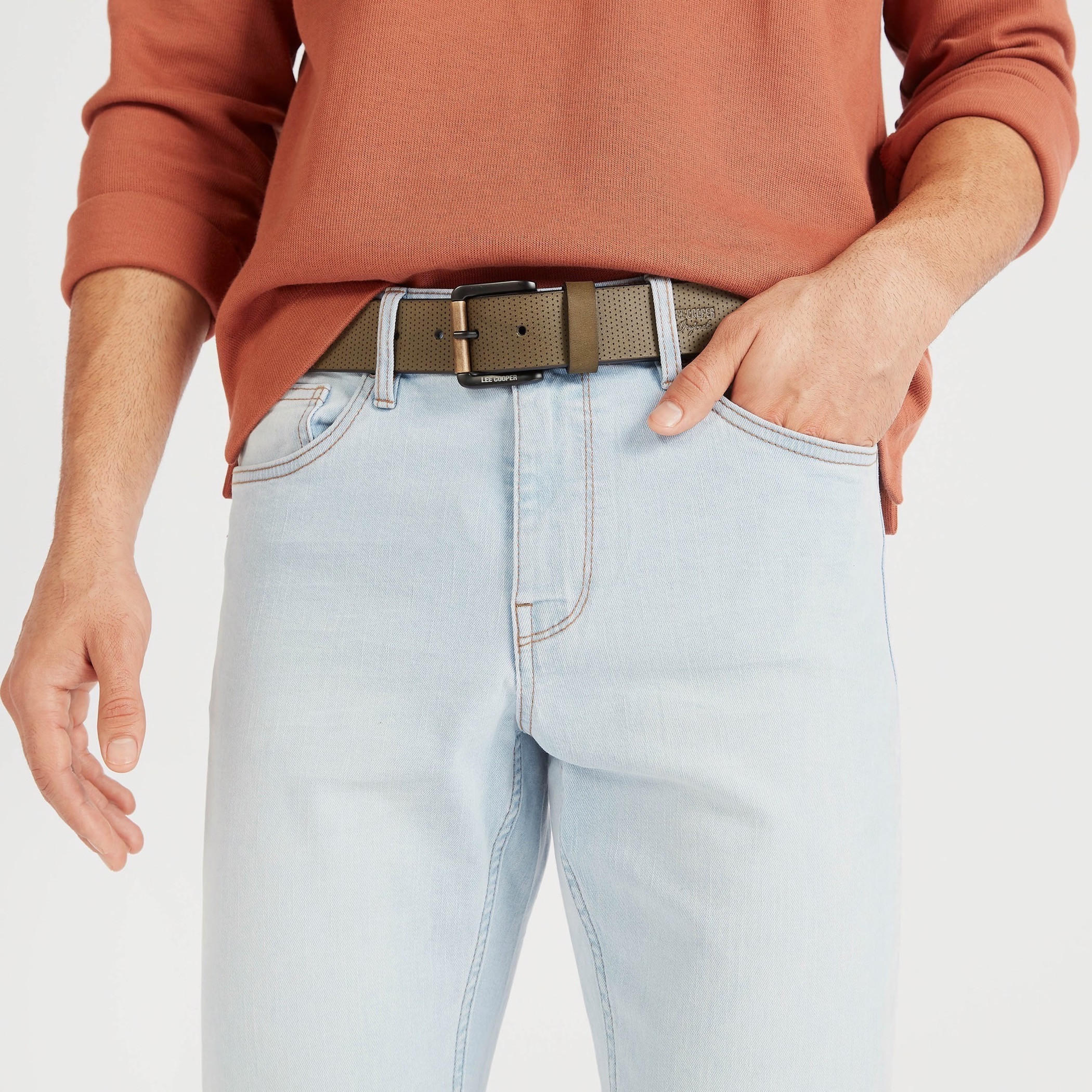 حزام جلد بارز الملمس بإبزيم إغلاق بدبوس من لي كوبر-men-beltsandwallets-belts-image-2