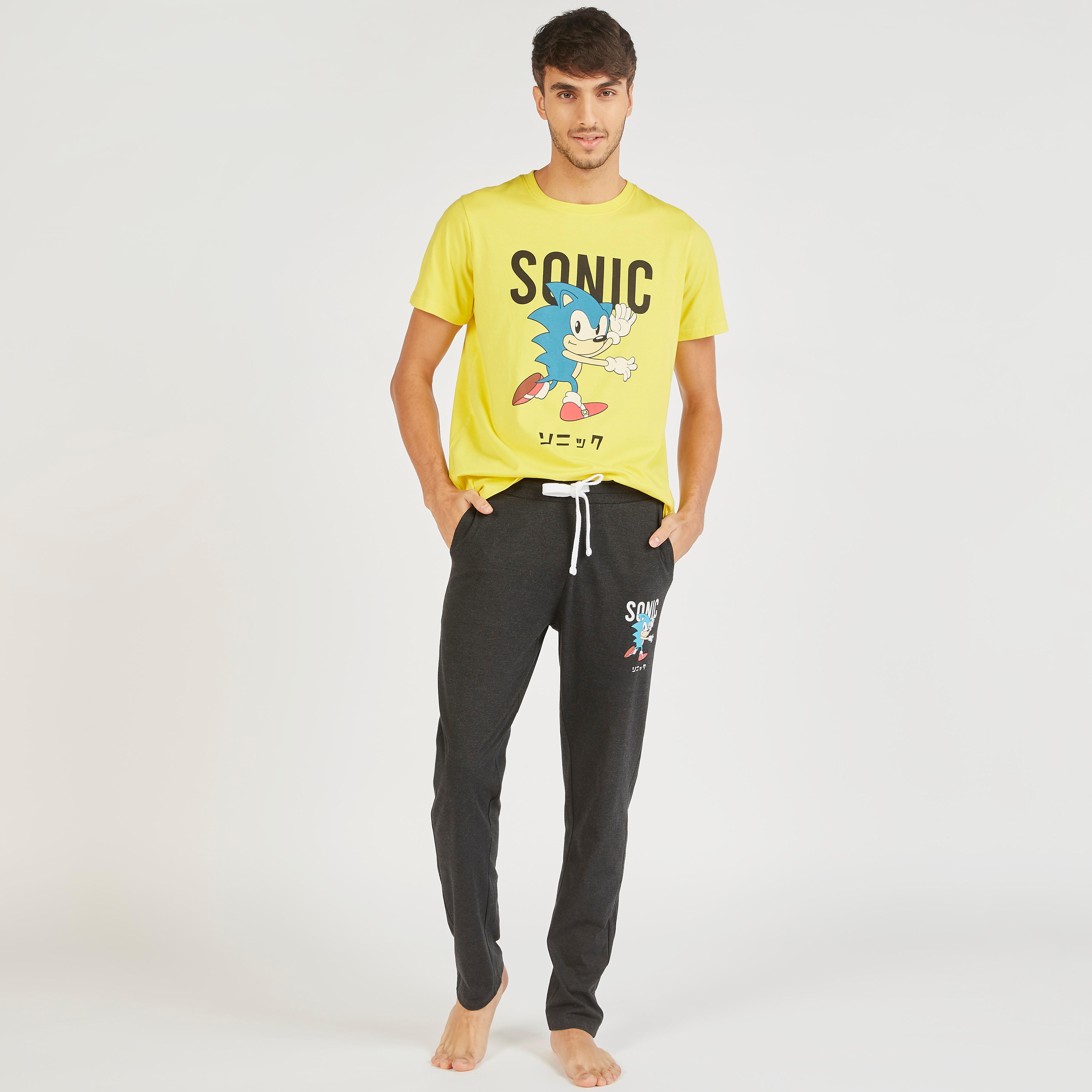 طقم بنطلون بيجاما وتيشيرت بطبعات صونيك-men-clothing-nightwear-sets-image-1
