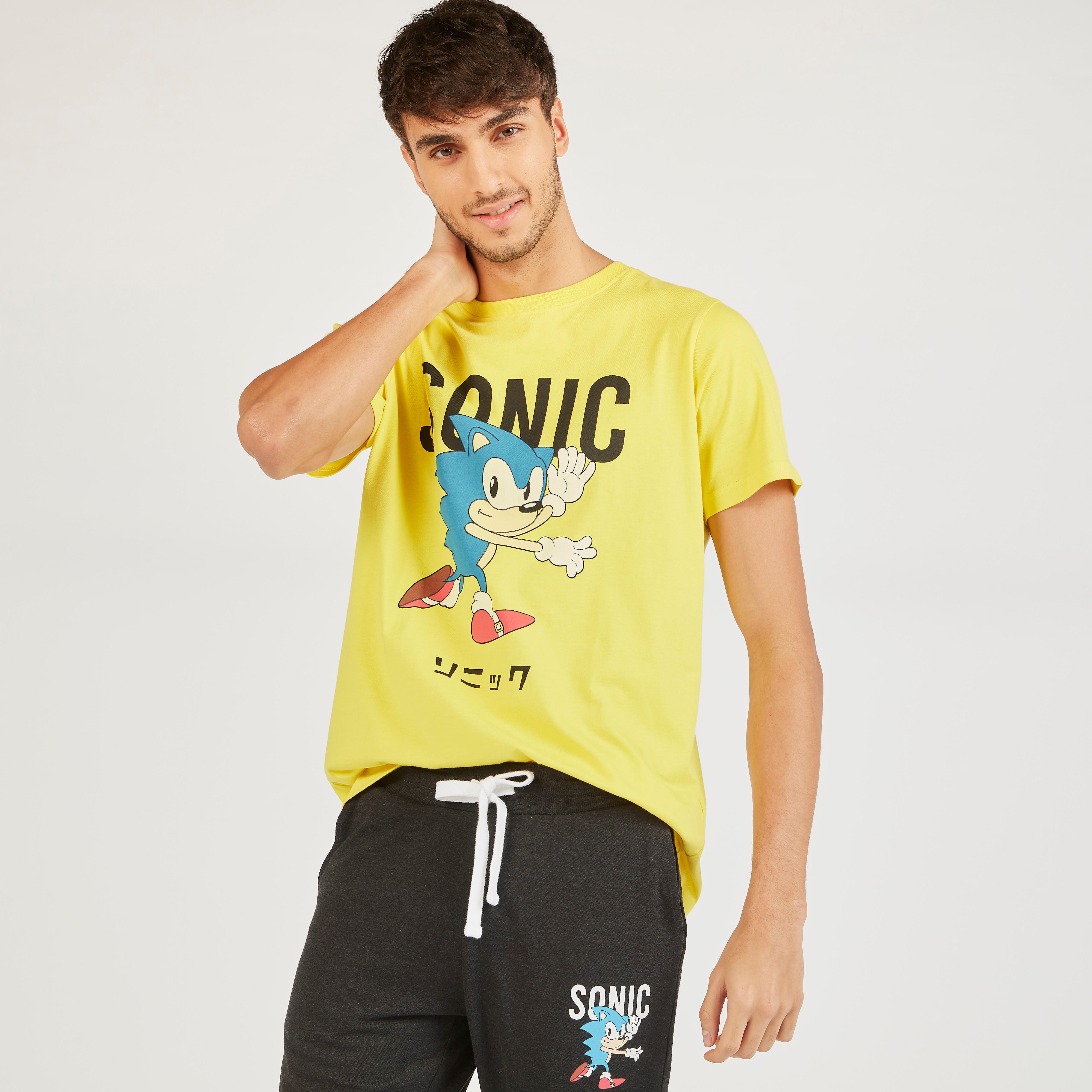 طقم بنطلون بيجاما وتيشيرت بطبعات صونيك-men-clothing-nightwear-sets-image-3