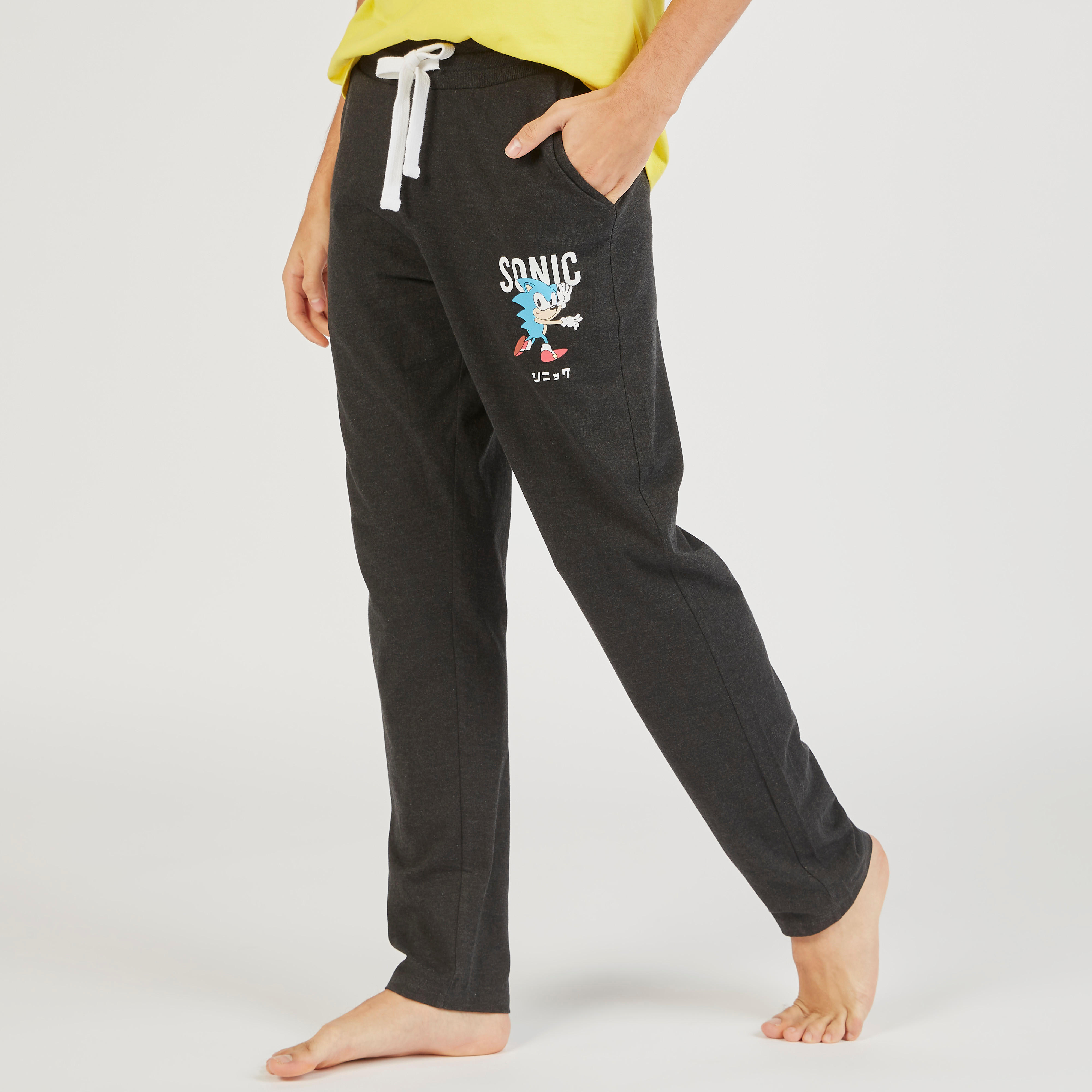 طقم بنطلون بيجاما وتيشيرت بطبعات صونيك-men-clothing-nightwear-sets-image-4