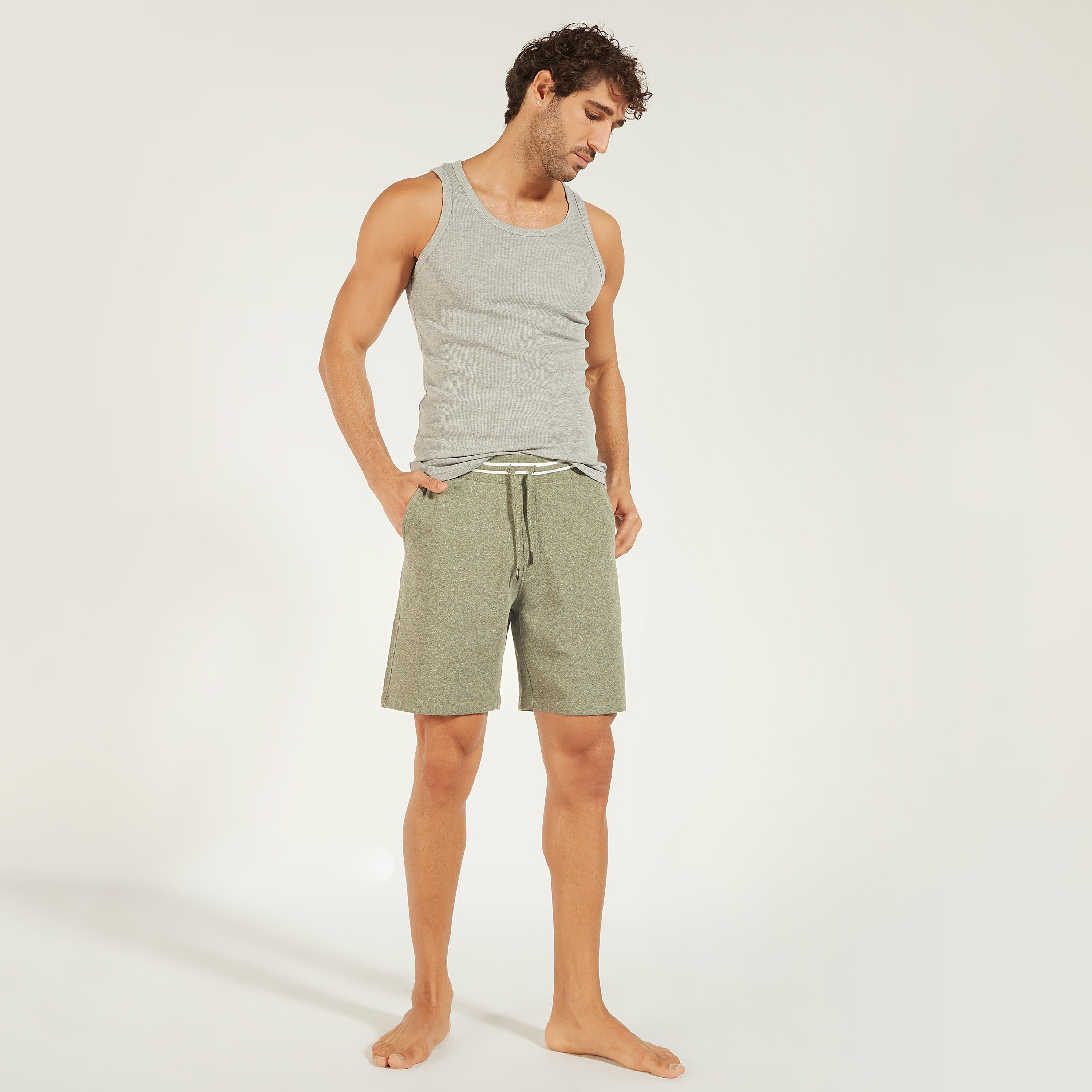 شورت سادة بخصر متوسط الارتفاع ورباط وجيوب-men-clothing-bottoms-shorts-image-4