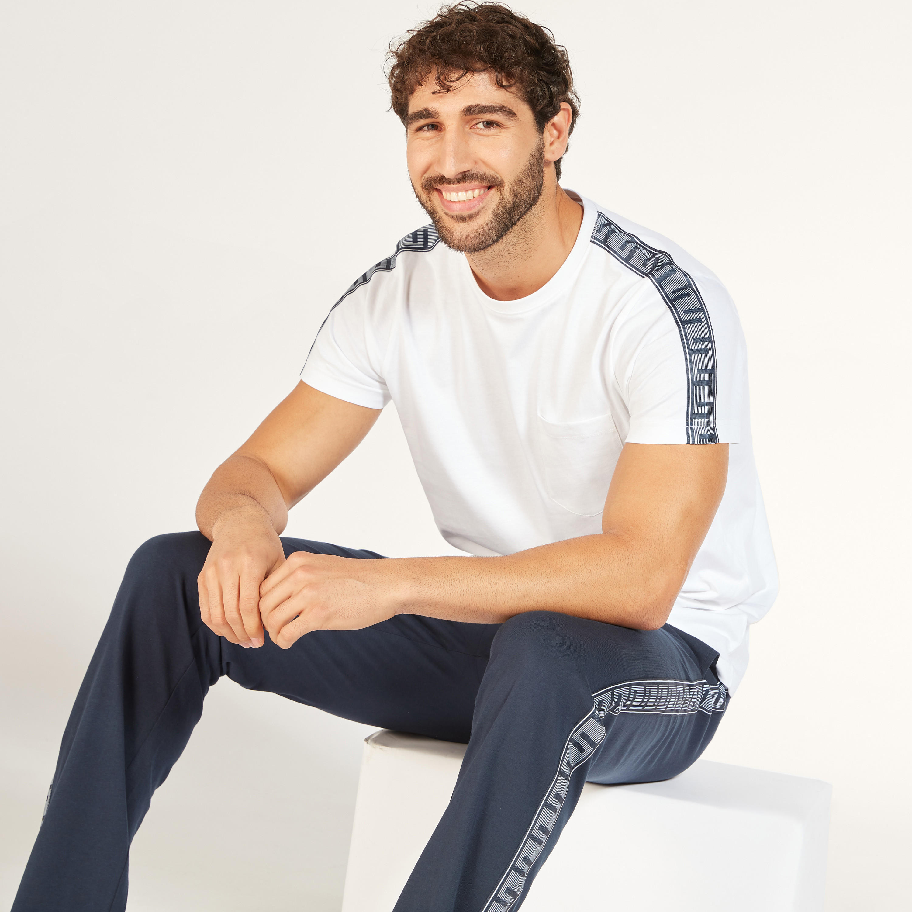 طقم بنطلون بيجاما وتيشيرت سادة بياقة مستديرة-men-clothing-nightwear-sets-image-1