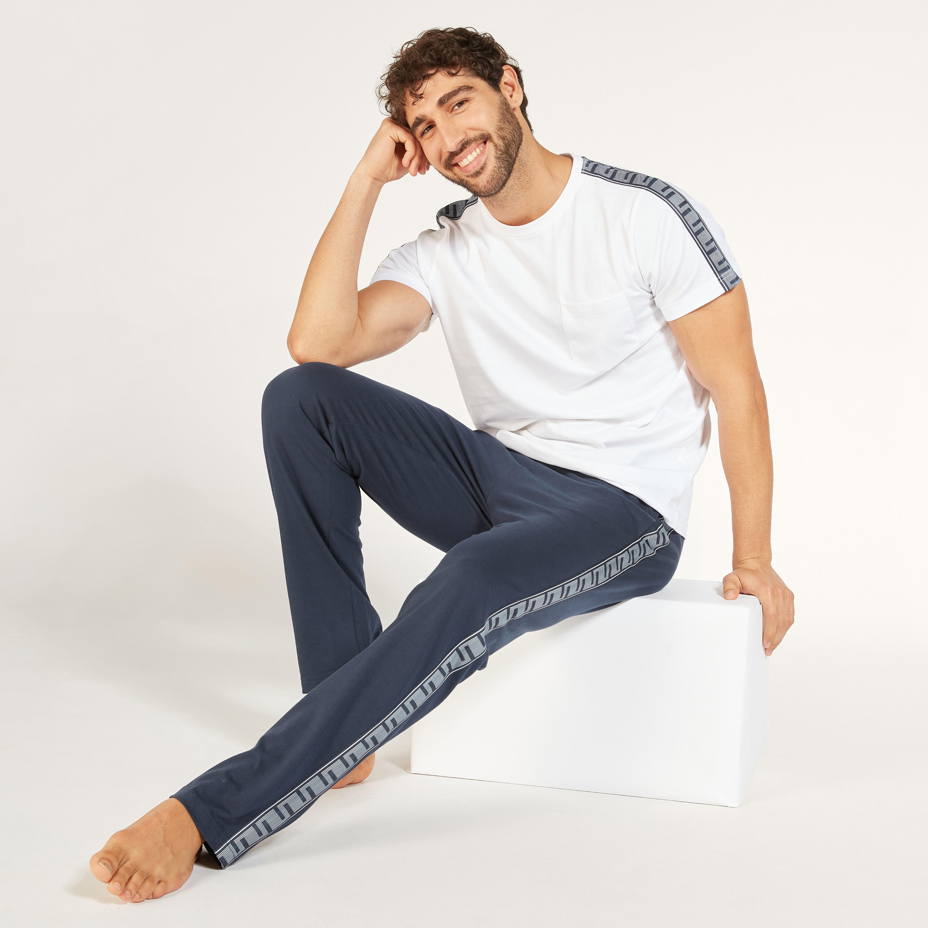 طقم بنطلون بيجاما وتيشيرت سادة بياقة مستديرة-men-clothing-nightwear-sets-image-3