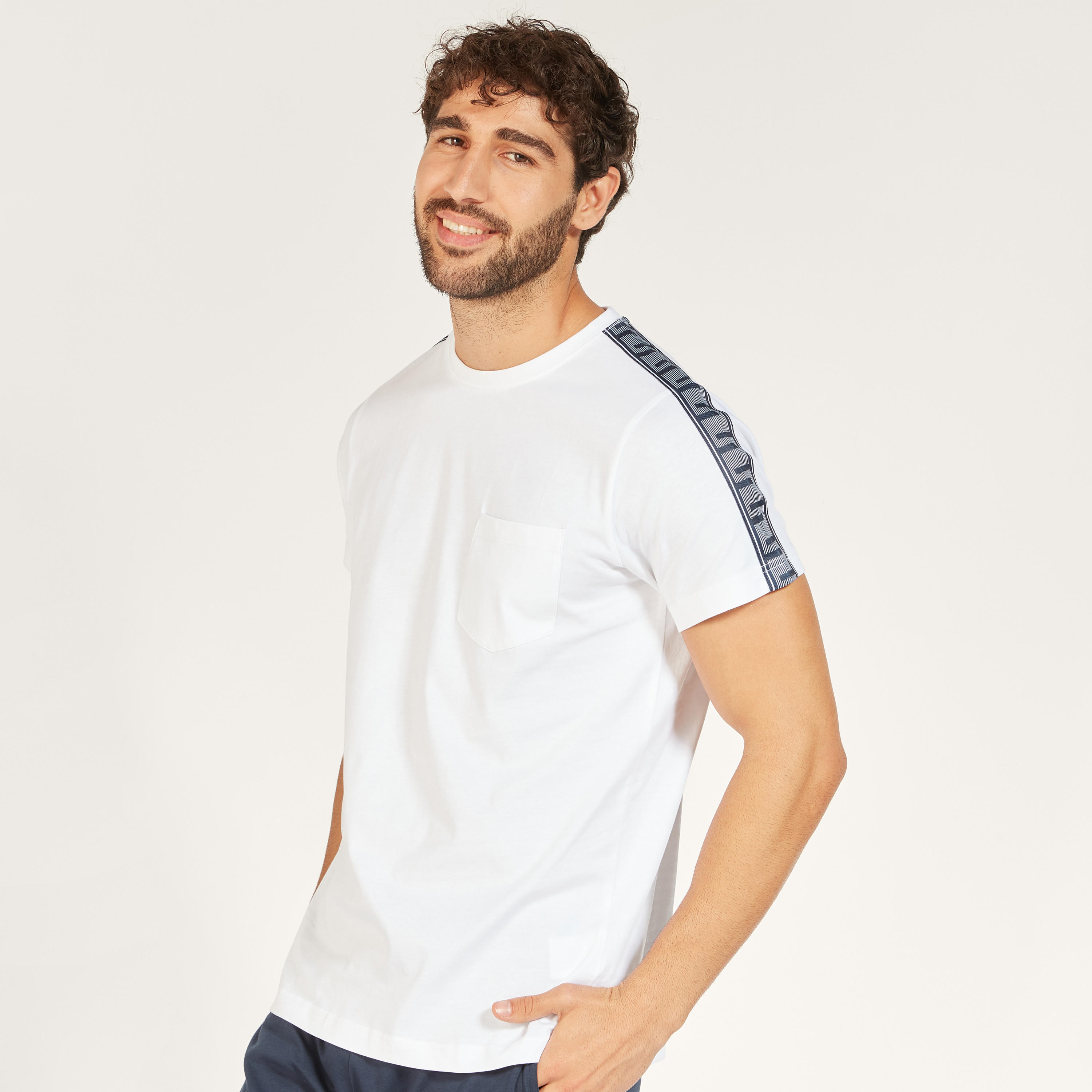 طقم بنطلون بيجاما وتيشيرت سادة بياقة مستديرة-men-clothing-nightwear-sets-image-5