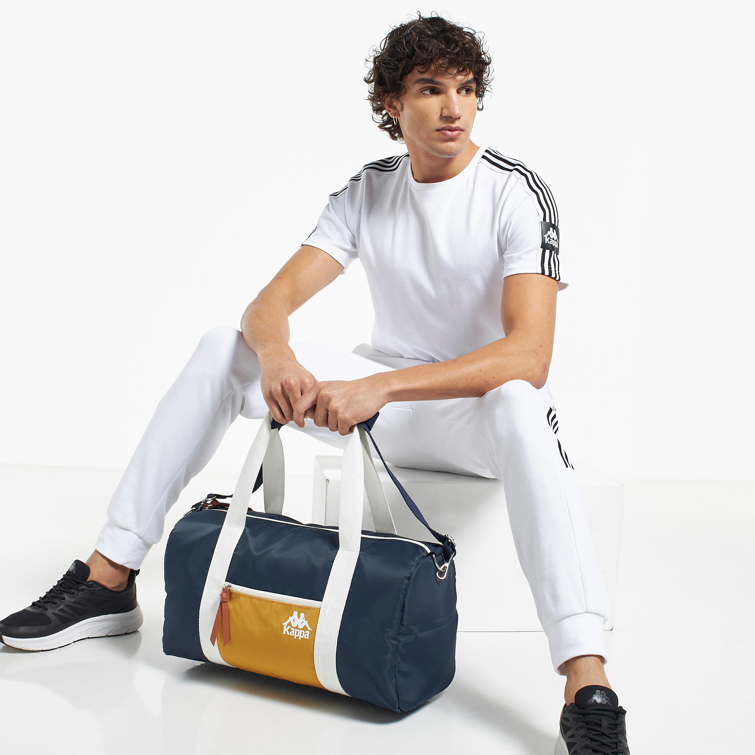 شنطة دافل بطبعات ومقابض مزدوجة من كابا-men-clothing-sportswearandactivewear-accessories-image-2
