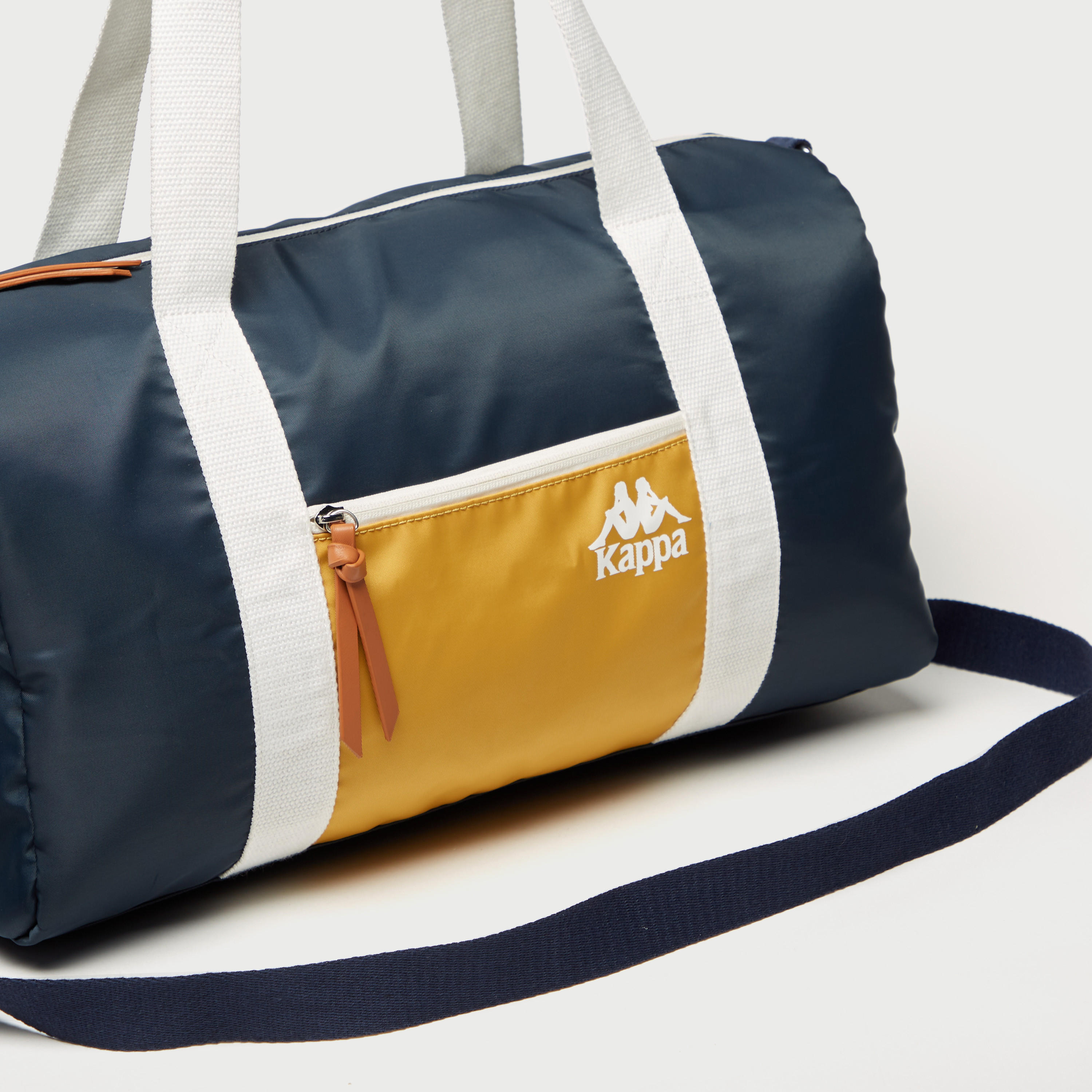 شنطة دافل بطبعات ومقابض مزدوجة من كابا-men-clothing-sportswearandactivewear-accessories-image-4