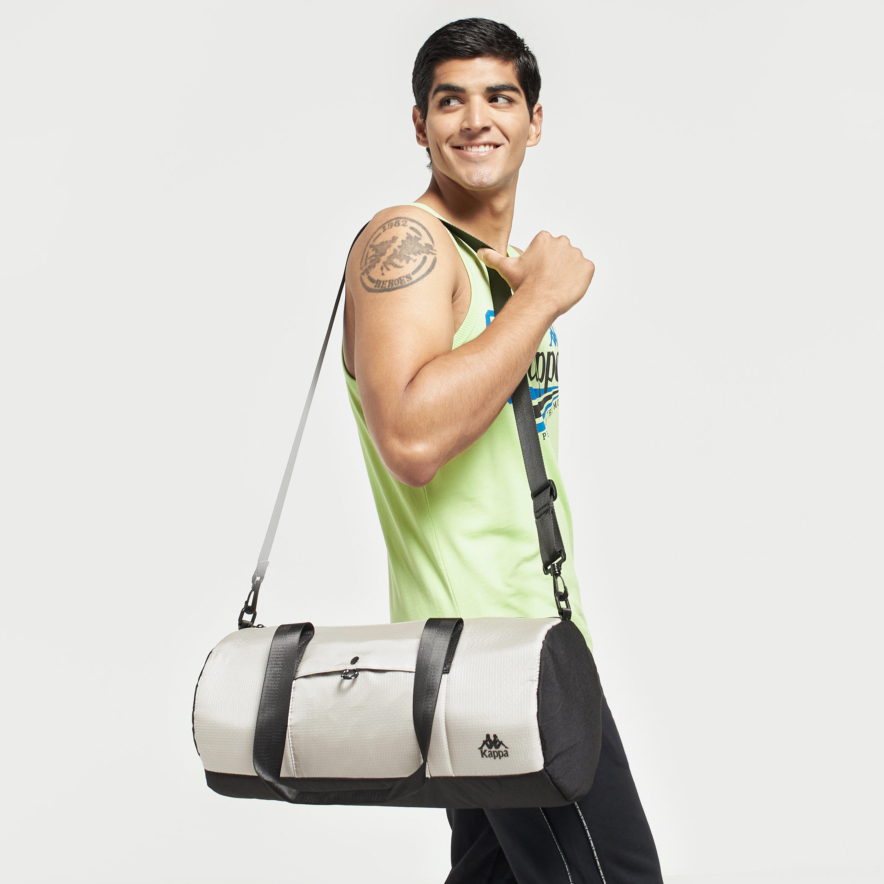شنطة دافل بطبعات شعار وسحّاب إغلاق ومقابض مزدوجة من كابا-men-clothing-sportswearandactivewear-accessories-image-2
