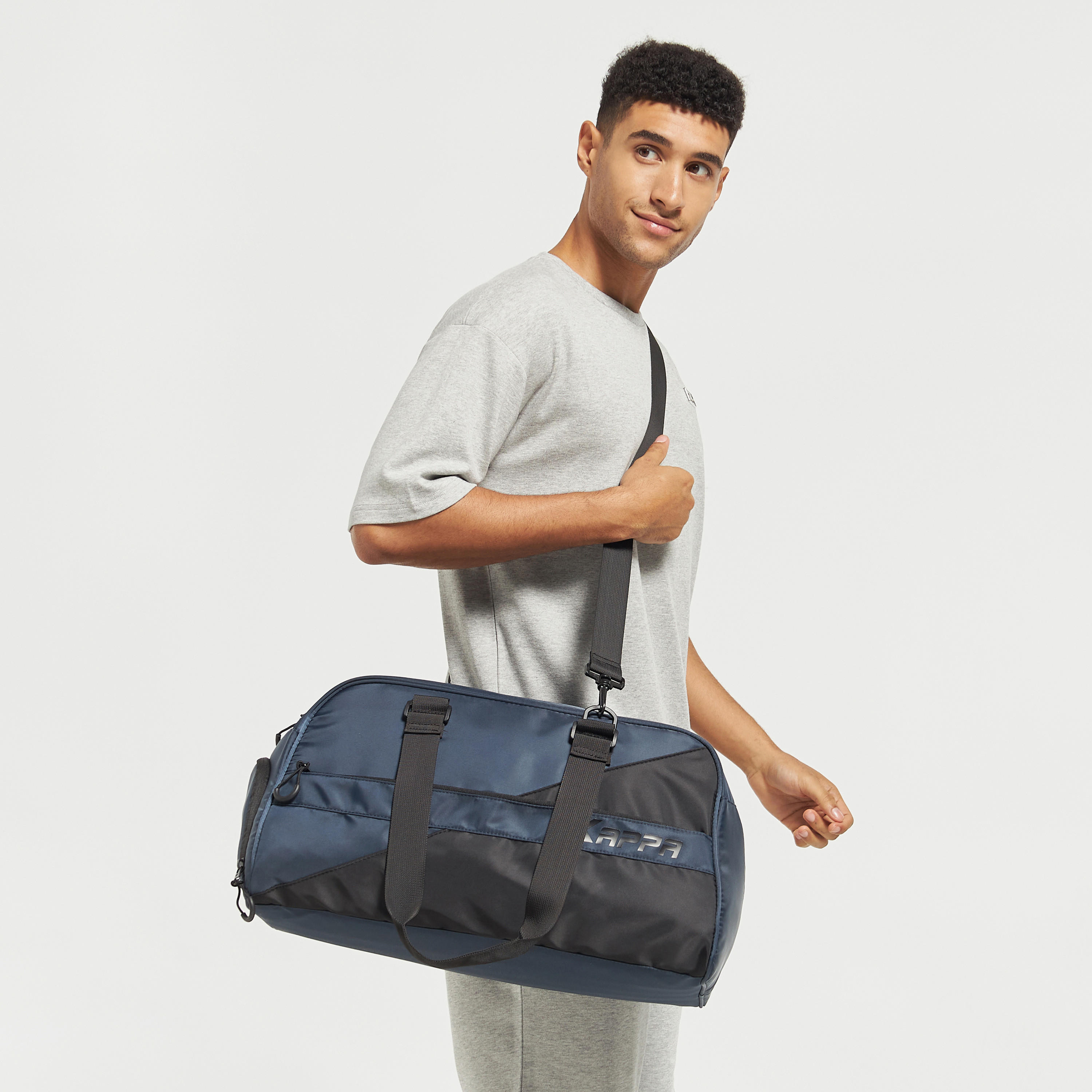 شنطة دافل بطبعات شعار وسحّاب إغلاق ومقابض مزدوجة من كابا-men-clothing-sportswearandactivewear-accessories-image-2